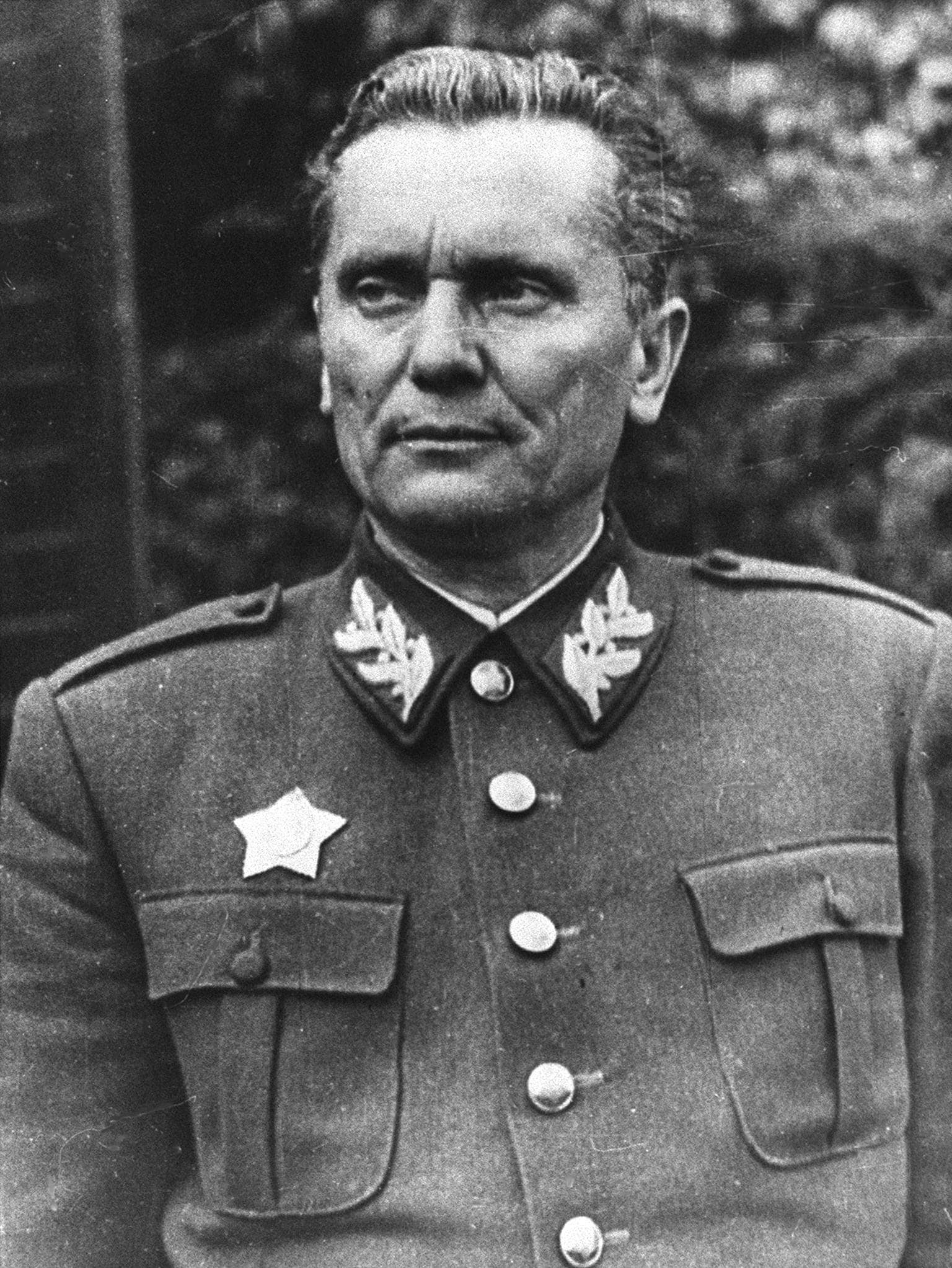 Tito, pesudonimo di Josip Broz, uomo politico e capo militare iugoslavo. Guida la lotta di liberazione nazionale dagli invasori nazisti, contrastando i fascisti croati e italiani