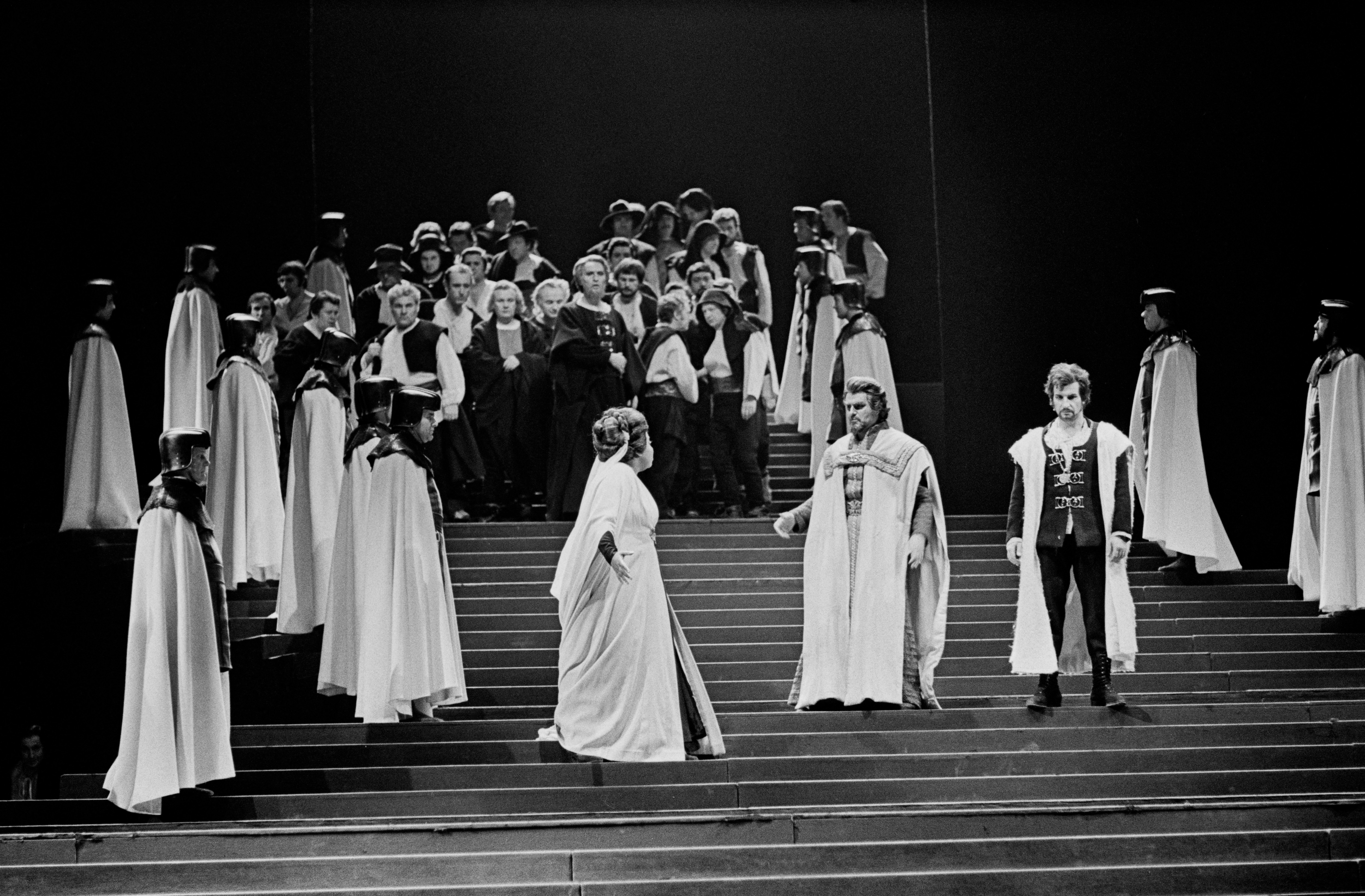 Giuseppe Verdi, "I Vespri siciliani". Orchestra diretta da Nello Santi. Regia: John Dexter; scene: Josef Svoboda; costumi: Jan Skalicky. Tra gli interpreti: Martina Arroyo, Kostas Paskalis, Wieslaw Ochman. Opéra de Paris, dicembre 1975