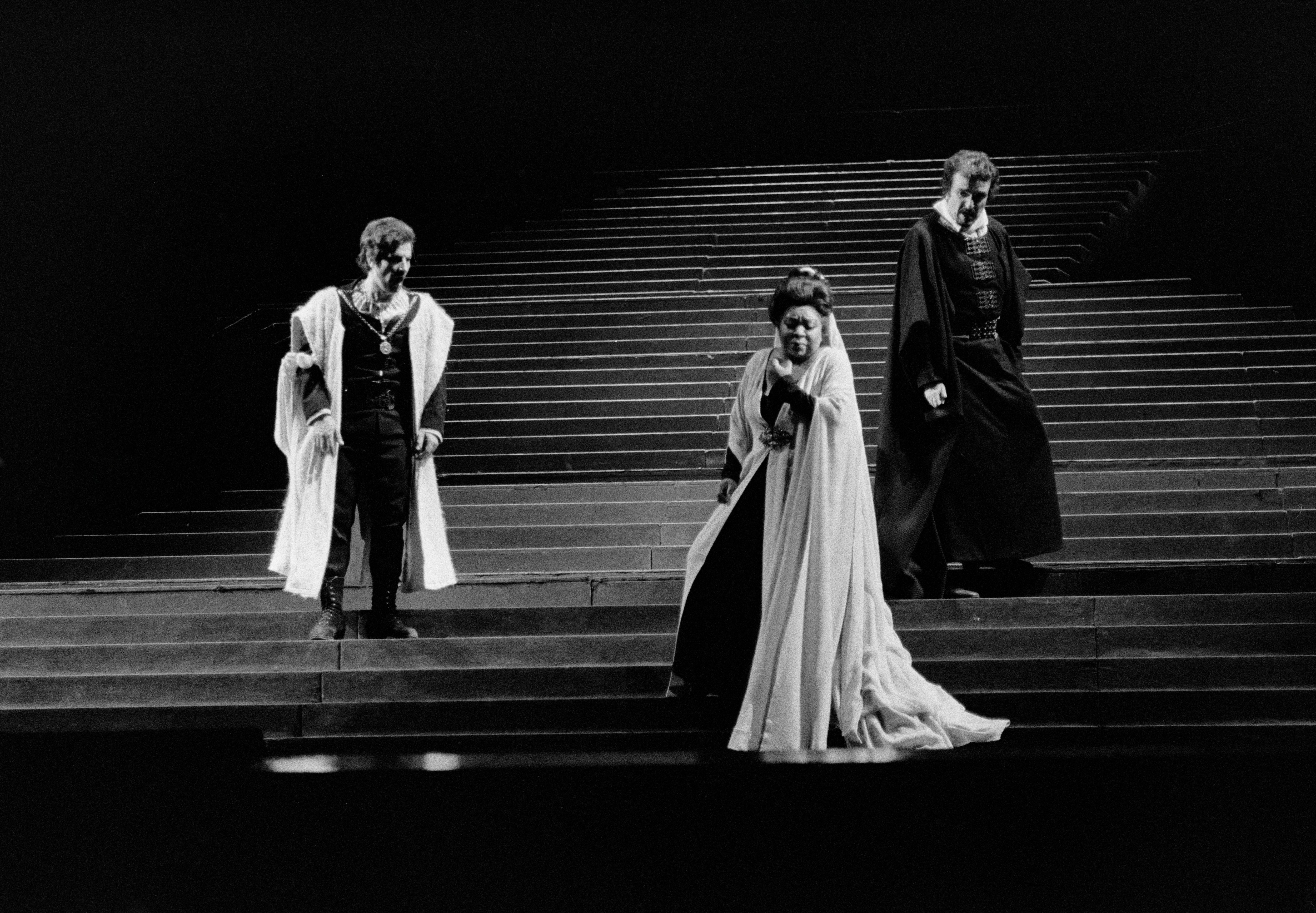Giuseppe Verdi, "I Vespri siciliani". Orchestra diretta da Nello Santi. Regia: John Dexter; scene: Josef Svoboda; costumi: Jan Skalicky. Tra gli interpreti: Martina Arroyo. Opéra de Paris, marzo 1979