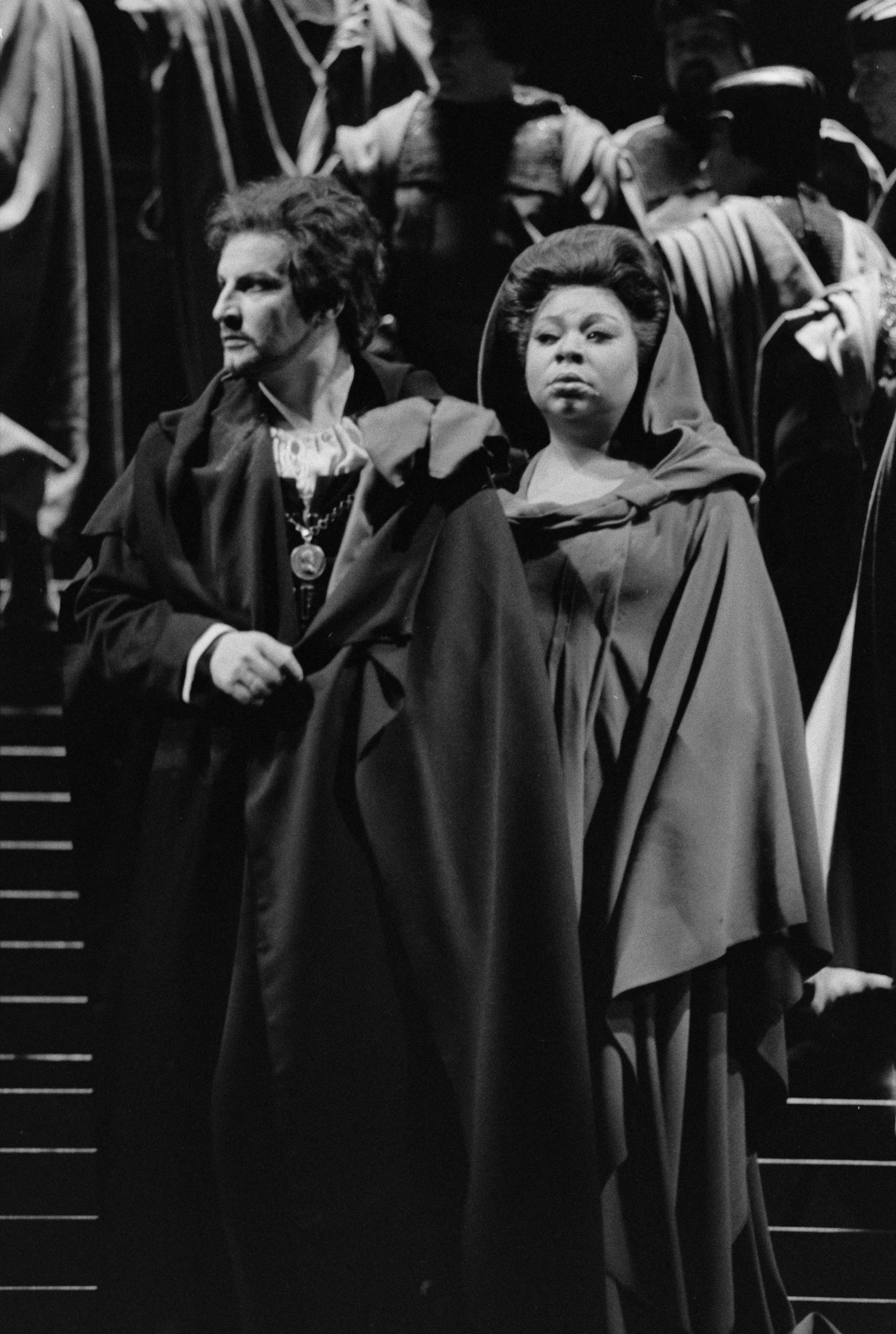Giuseppe Verdi, "I Vespri siciliani". Orchestra diretta da Nello Santi. Regia: John Dexter; scene: Josef Svoboda; costumi: Jan Skalicky. Tra gli interpreti: Martina Arroyo. Opéra de Paris, marzo 1979