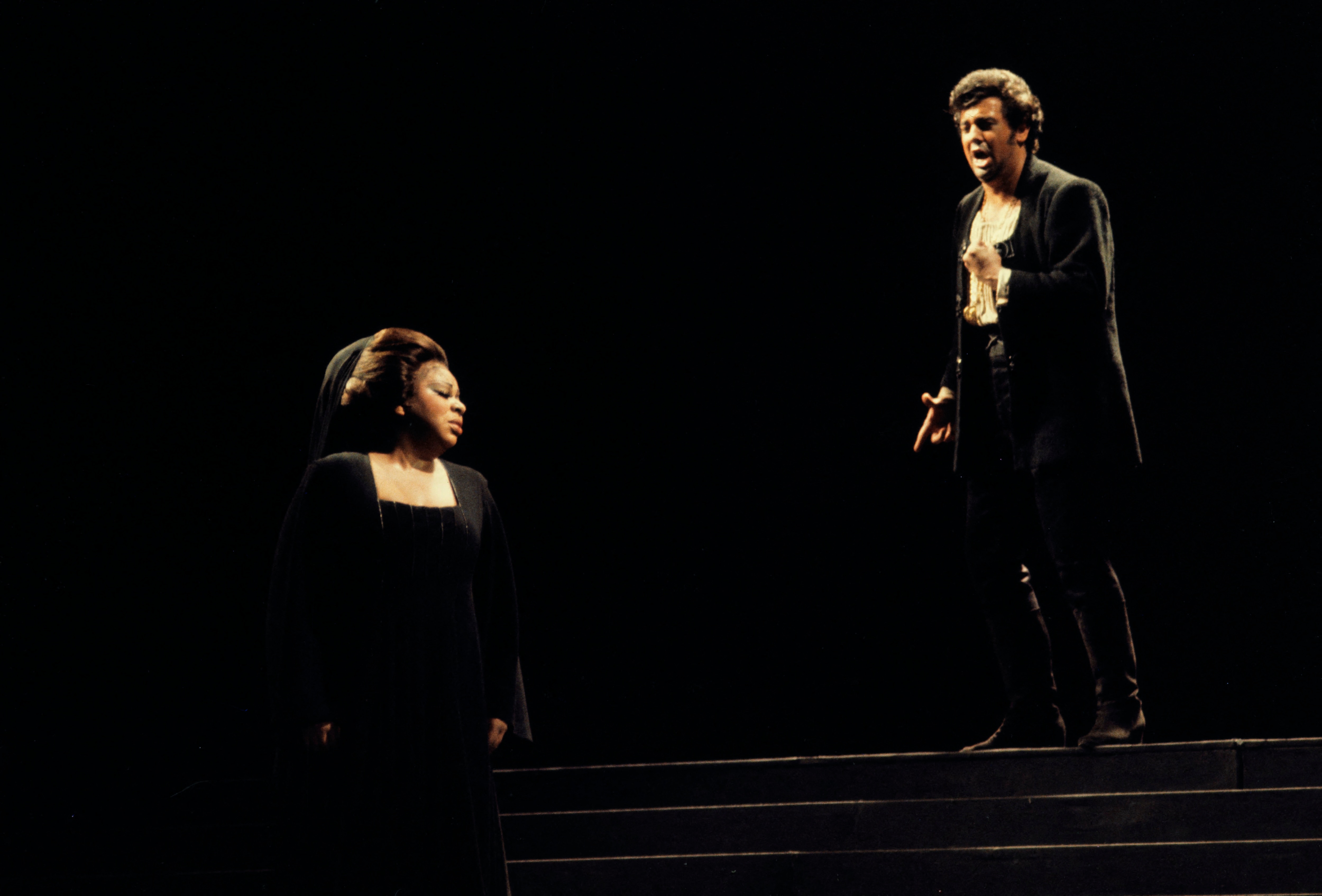 Giuseppe Verdi, "I Vespri siciliani". Orchestra diretta da Nello Santi. Regia: John Dexter; scene: Josef Svoboda; costumi: Jan Skalicky. Tra gli interpreti: Martina Arroyo, Placido Domingo. Opéra de Paris, aprile 1974