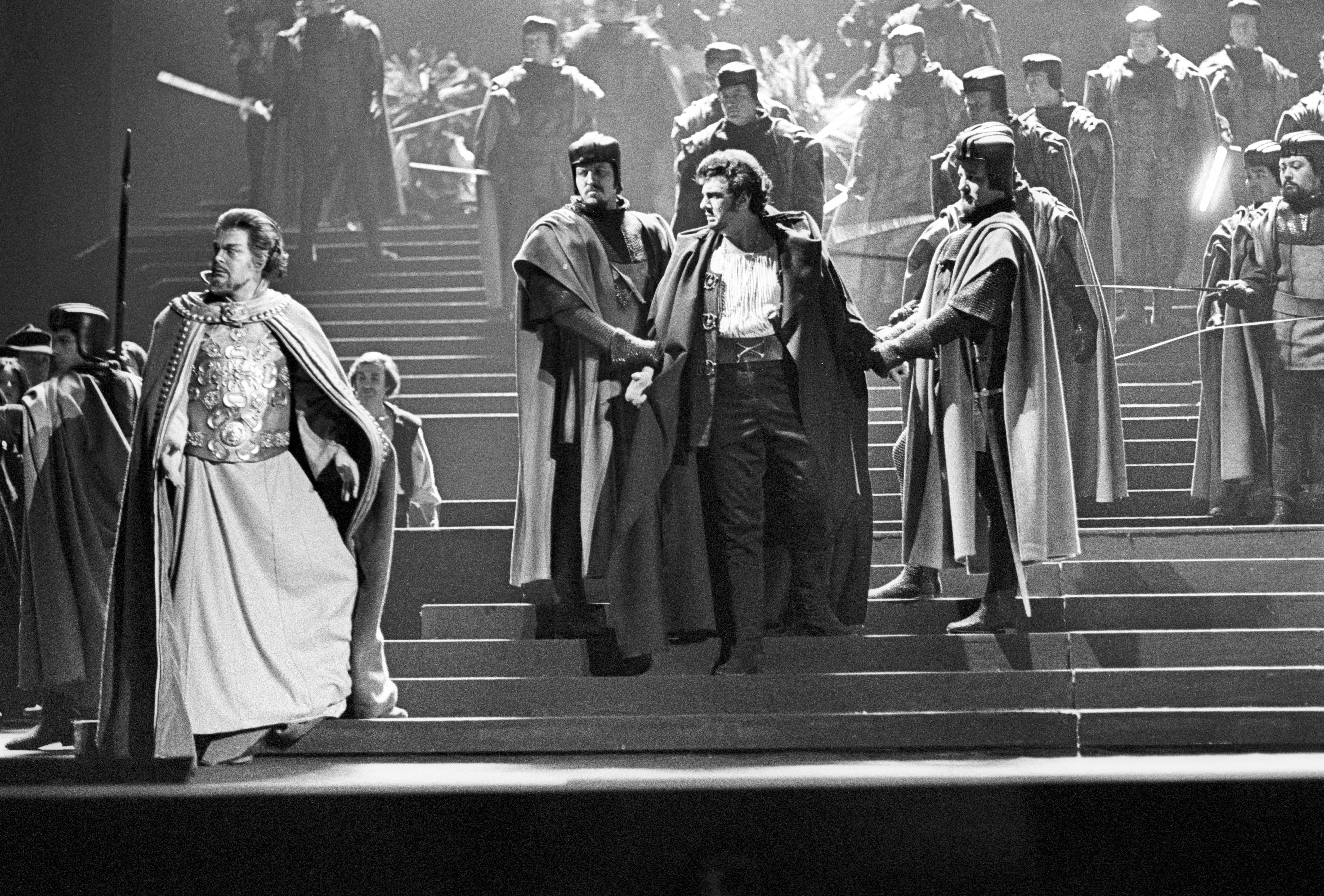 Giuseppe Verdi, "I Vespri siciliani". Orchestra diretta da Nello Santi. Regia: John Dexter; scene: Josef Svoboda; costumi: Jan Skalicky. Tra gli interpreti: Placido Domingo (Arrigo). Opéra de Paris, aprile 1974