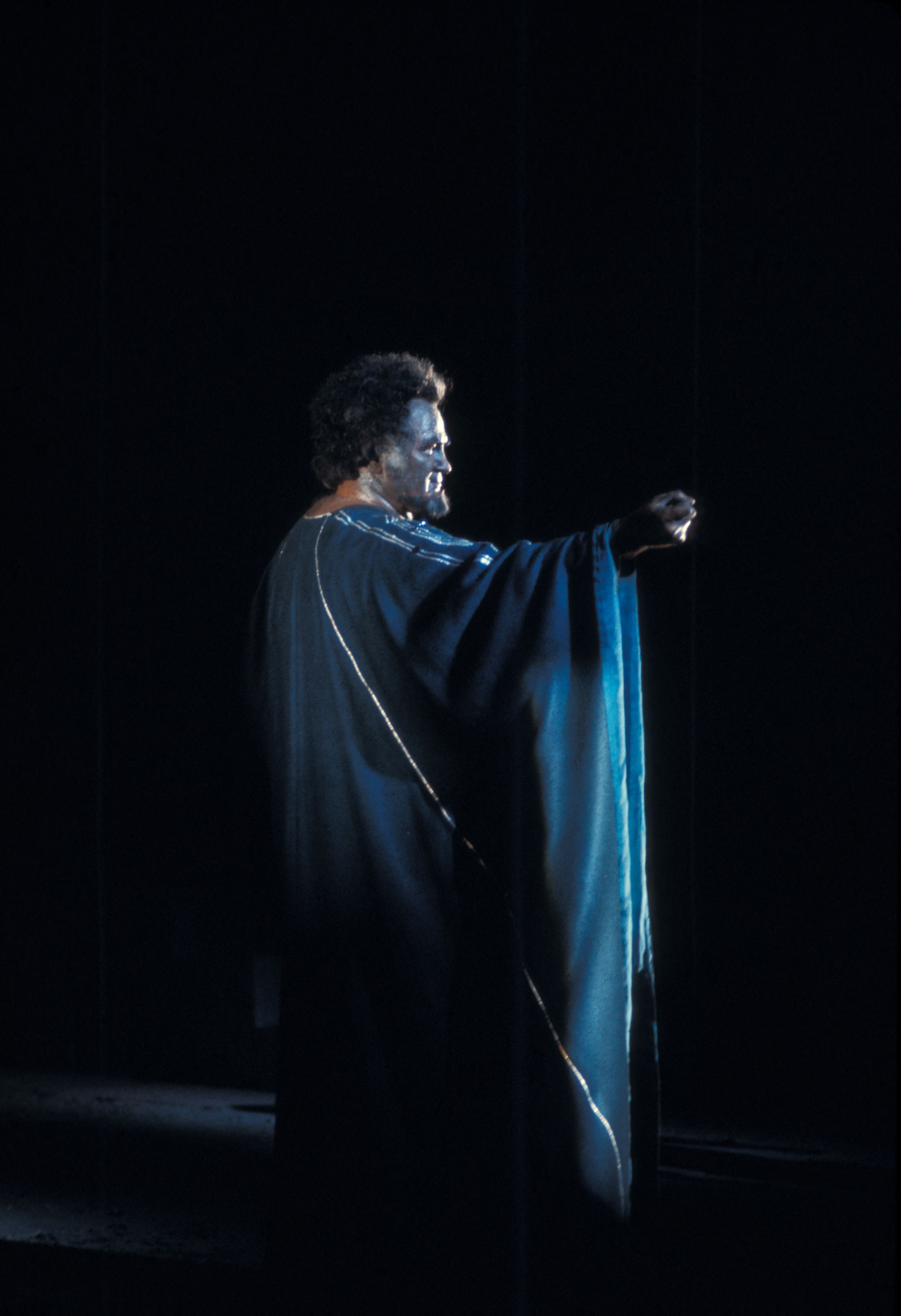 Giuseppe Verdi, "Otello". Orchestra diretta da Nello Santi. Regia: Terry Hands; scene: Josef Svoboda; costumi: Abd'elkader Farrah. Tra gli interpreti: Jon Vickers (Otello), Margaret Price (Desdemona). Opéra de Paris, aprile 1977