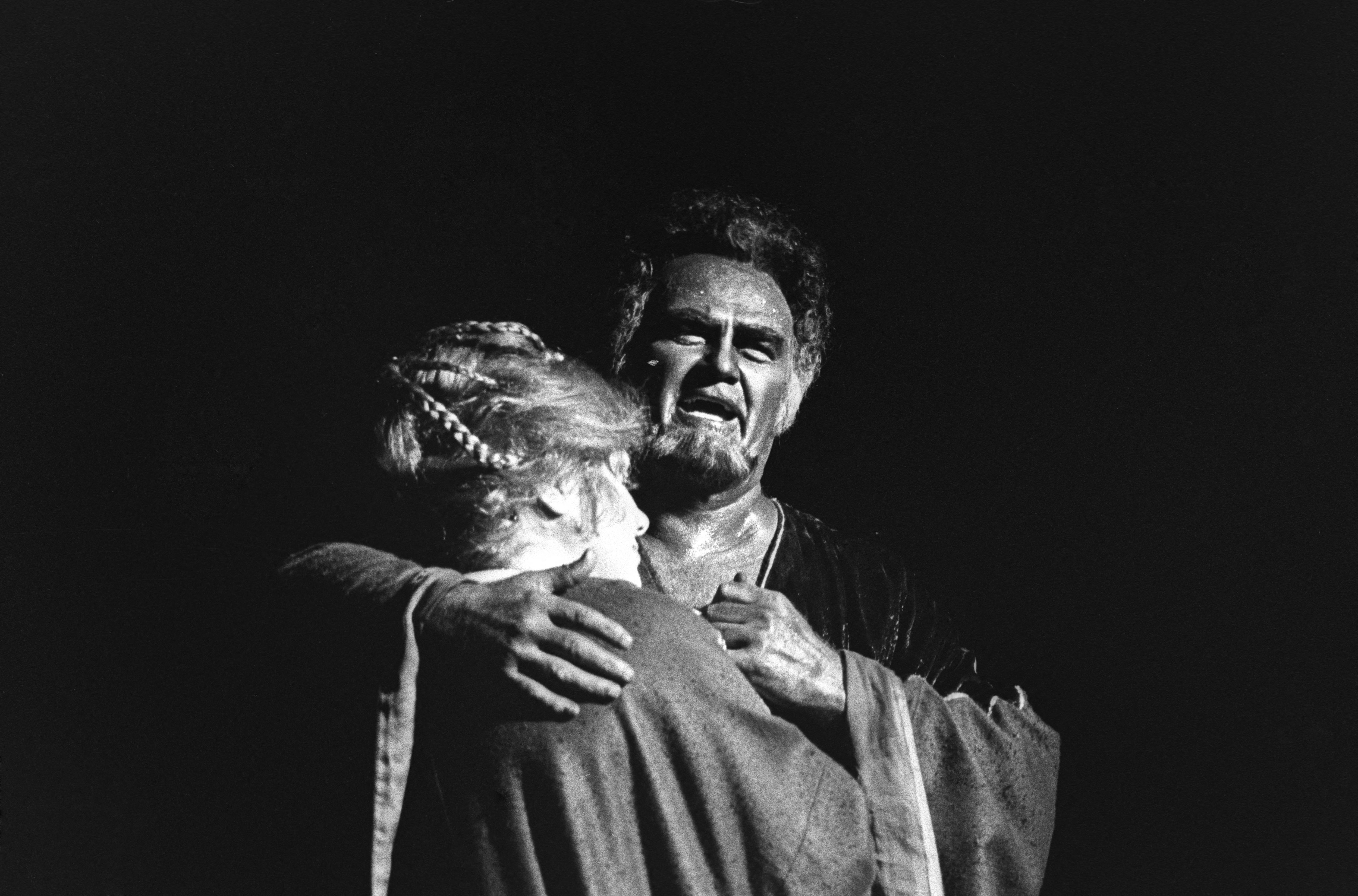 Giuseppe Verdi, "Otello". Orchestra diretta da Nello Santi. Regia: Terry Hands; Scene: Josef Svoboda; Costumi: Abd'elkader Farrah. Tra gli interpreti: Jon Vickers (Otello), Margaret Price (Desdemona). Opéra de Paris, aprile 1977