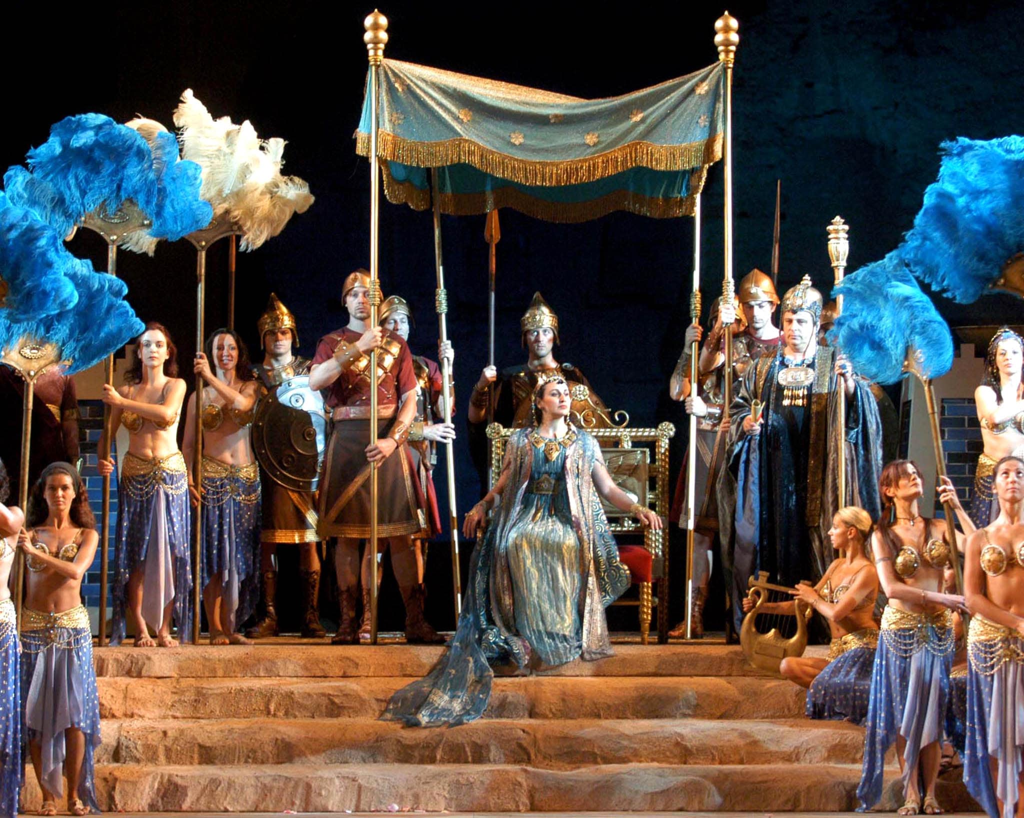 Micaela Carosi in prova di scena di "Nabucco", di Giuseppe Verdi, nella manifestazione Estate a Caracalla nel nome di Verdi, Direttore d'orchestra Nello Santi. Regia e scene: Jacobo Kaufmann; costumi: Anna Biagiotti. Roma, 2004