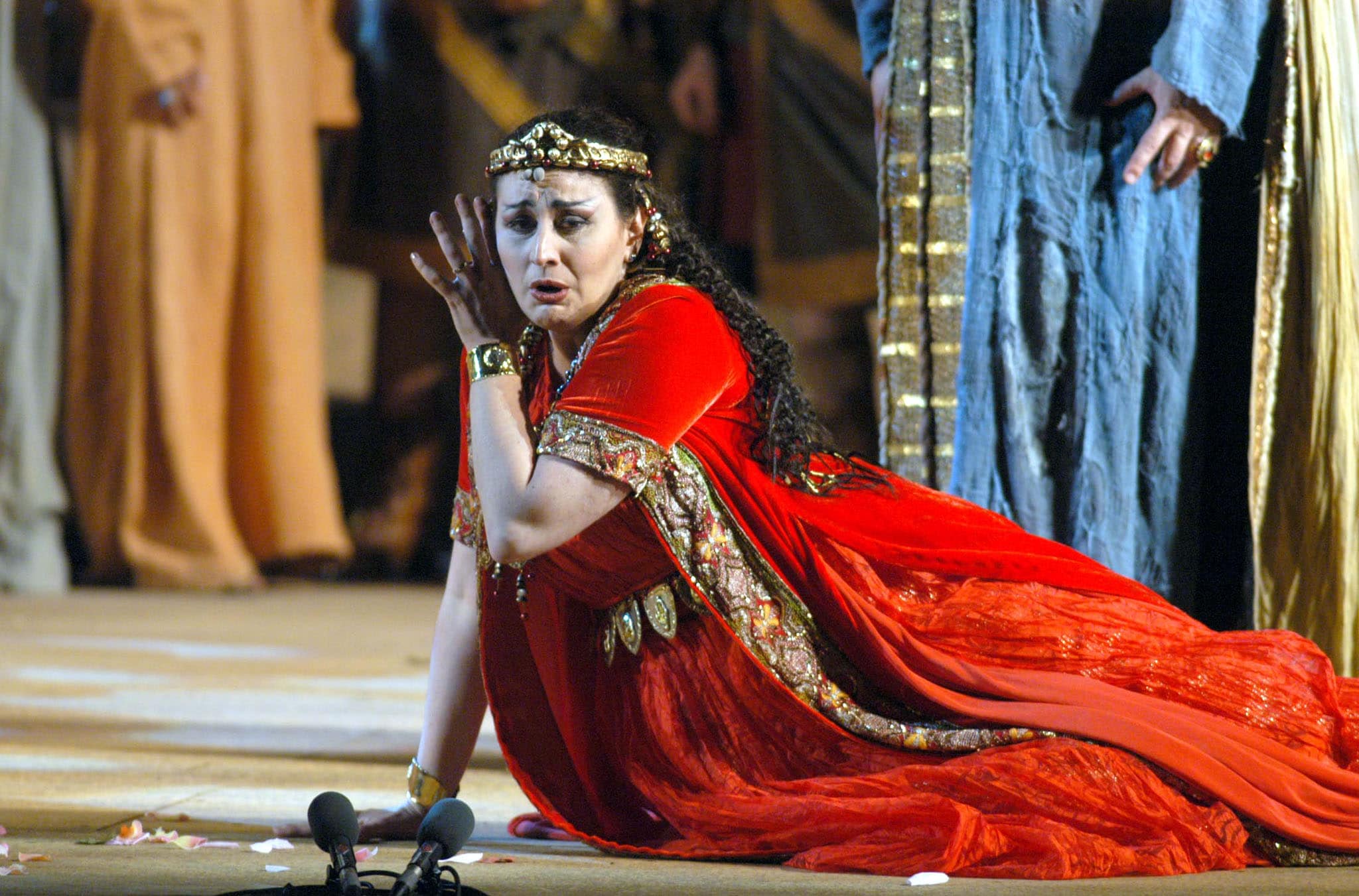 Micaela Carosi in prova di scena di "Nabucco", di Giuseppe Verdi, nella manifestazione Estate a Caracalla nel nome di Verdi, Direttore d'orchestra Nello Santi. Regia e scene: Jacobo Kaufmann; costumi: Anna Biagiotti. Roma, 2004