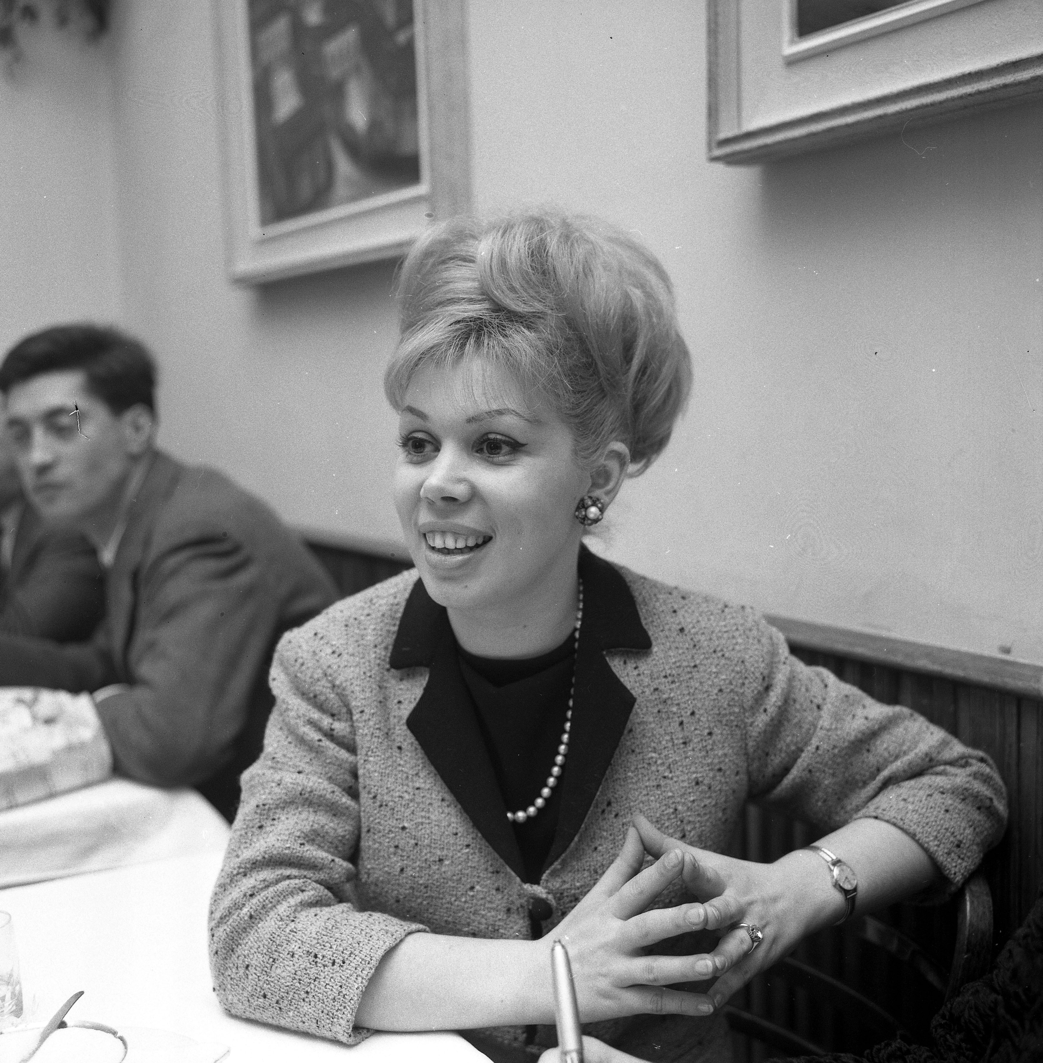 Mirella Freni in un ristorante. Milano, 1965