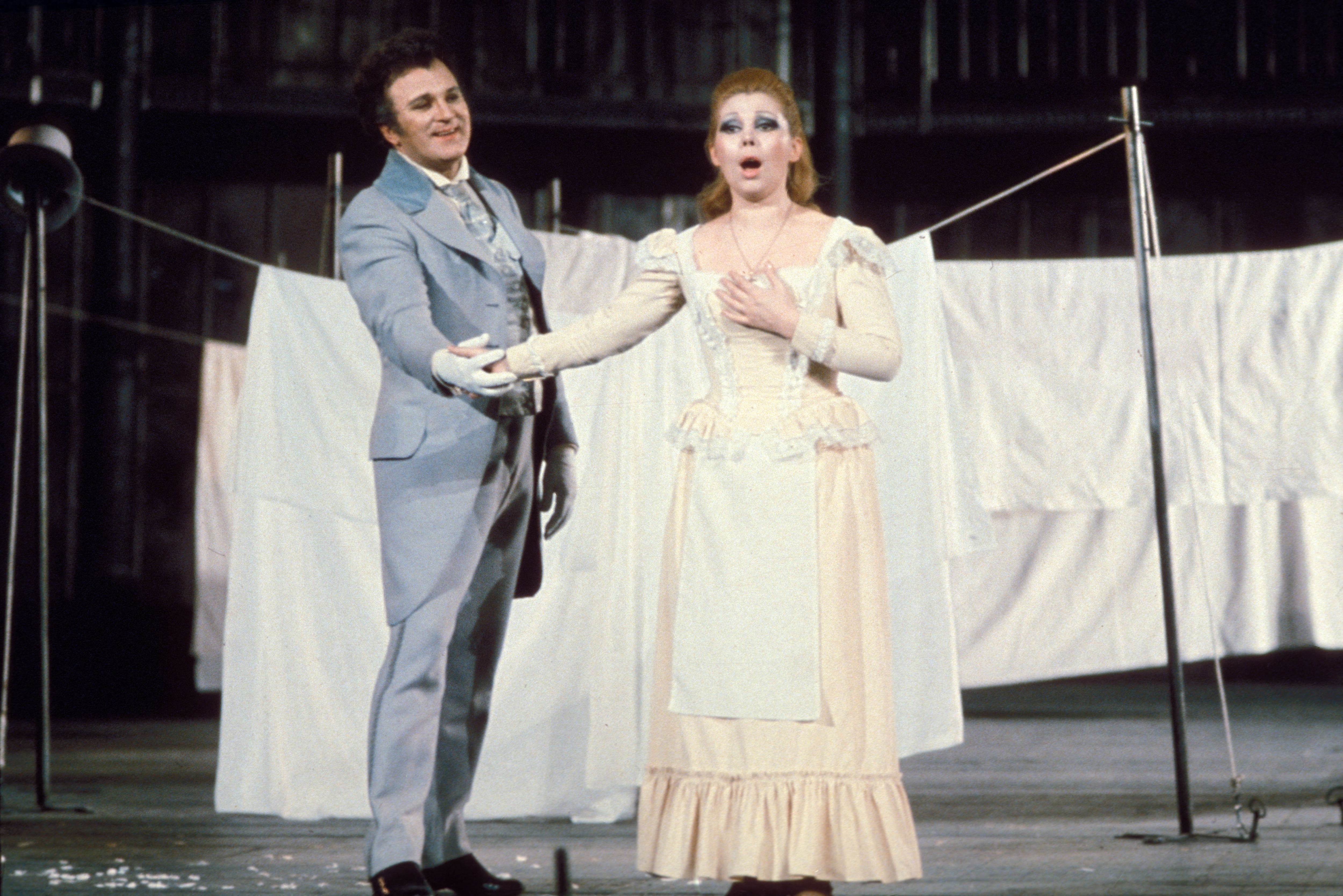 Mirella Freni e Nicolaï Gedda in “Faust" di Charles Gounod. Direttore d’orchestra: Charles Mackerras; regia: Jorge Lavelli;scene e costumi: Max Bignens. Opéra de Paris, aprile l 1976