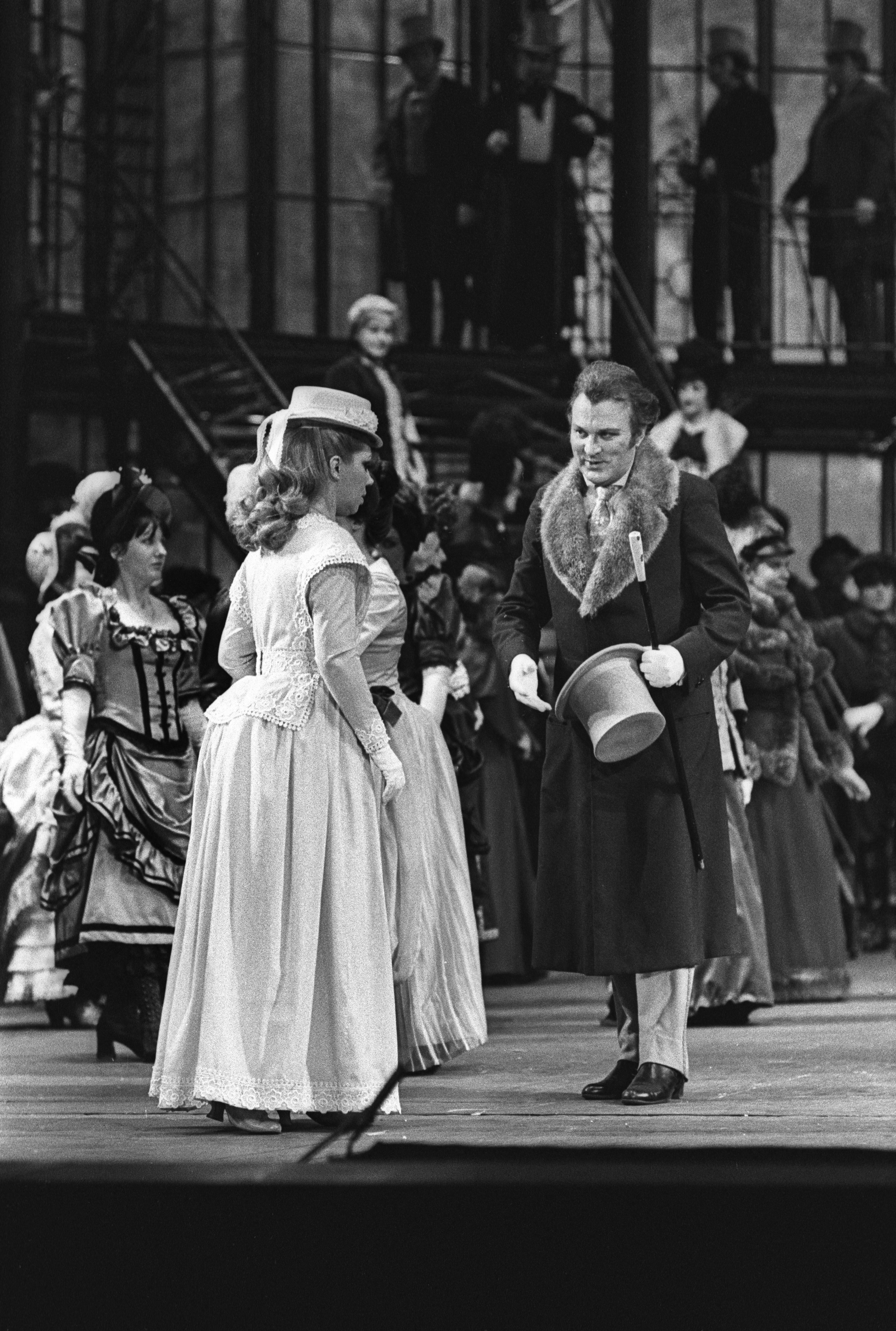 Mirella Freni e Nicolaï Gedda in “Faust" di Charles Gounod. Direttore d’orchestra: Charles Mackerras; regia: Jorge Lavelli;scene e costumi: Max Bignens. Opéra de Paris, aprile l 1976