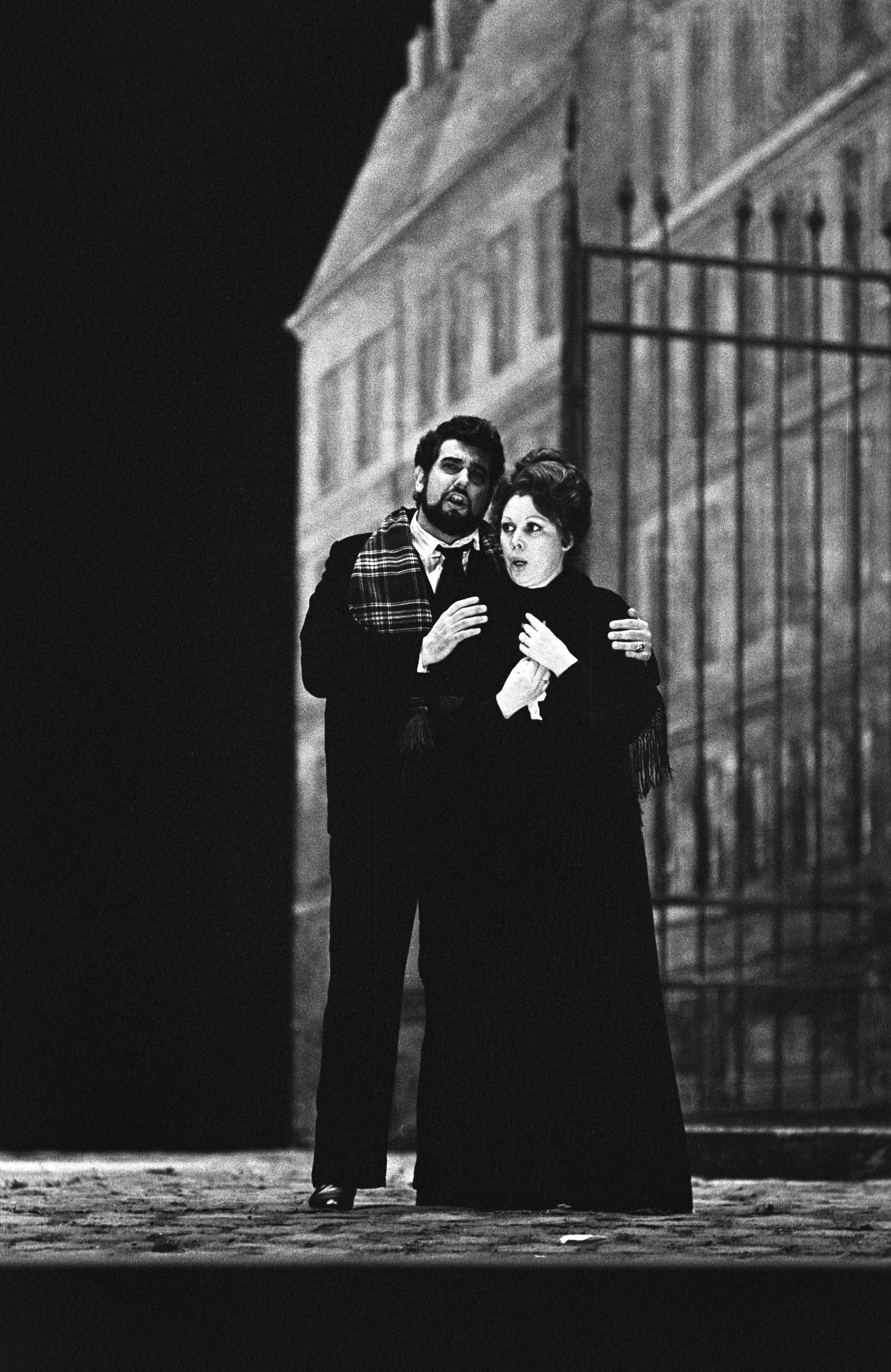 Mirella Freni e Placido Domingo in "La Bohème" di Giacomo Puccini. Direttore d’orchestra: Giuseppe Patanè; regia Gian-Carlo Menotti. Opéra de Paris, gennaio 1977