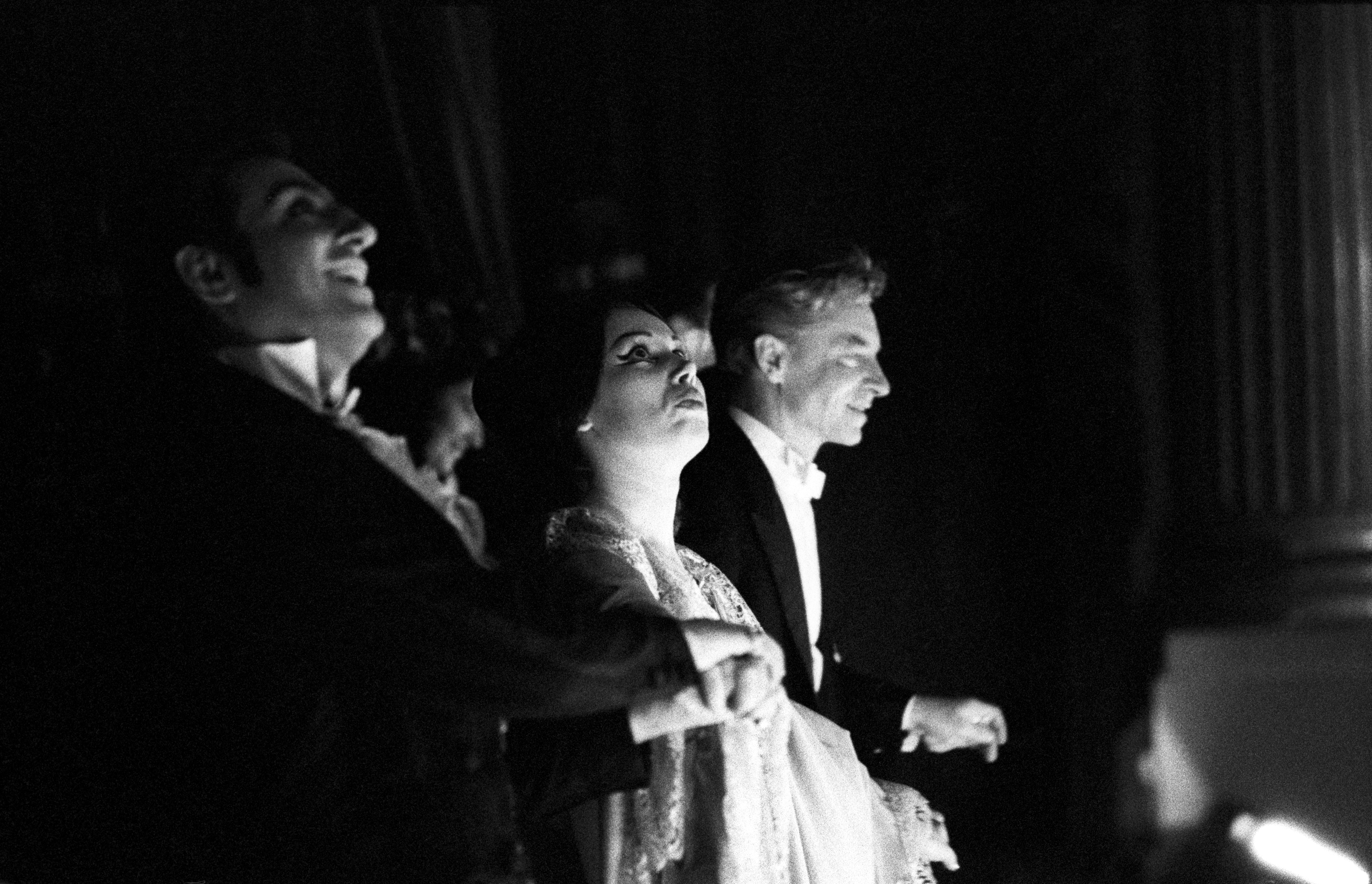 Mirella Freni e Herbert von Karajan al termine di una rappresentazione de “La Traviata” di Giuseppe Verdi. Teatro alla Scala, Milano, 1964