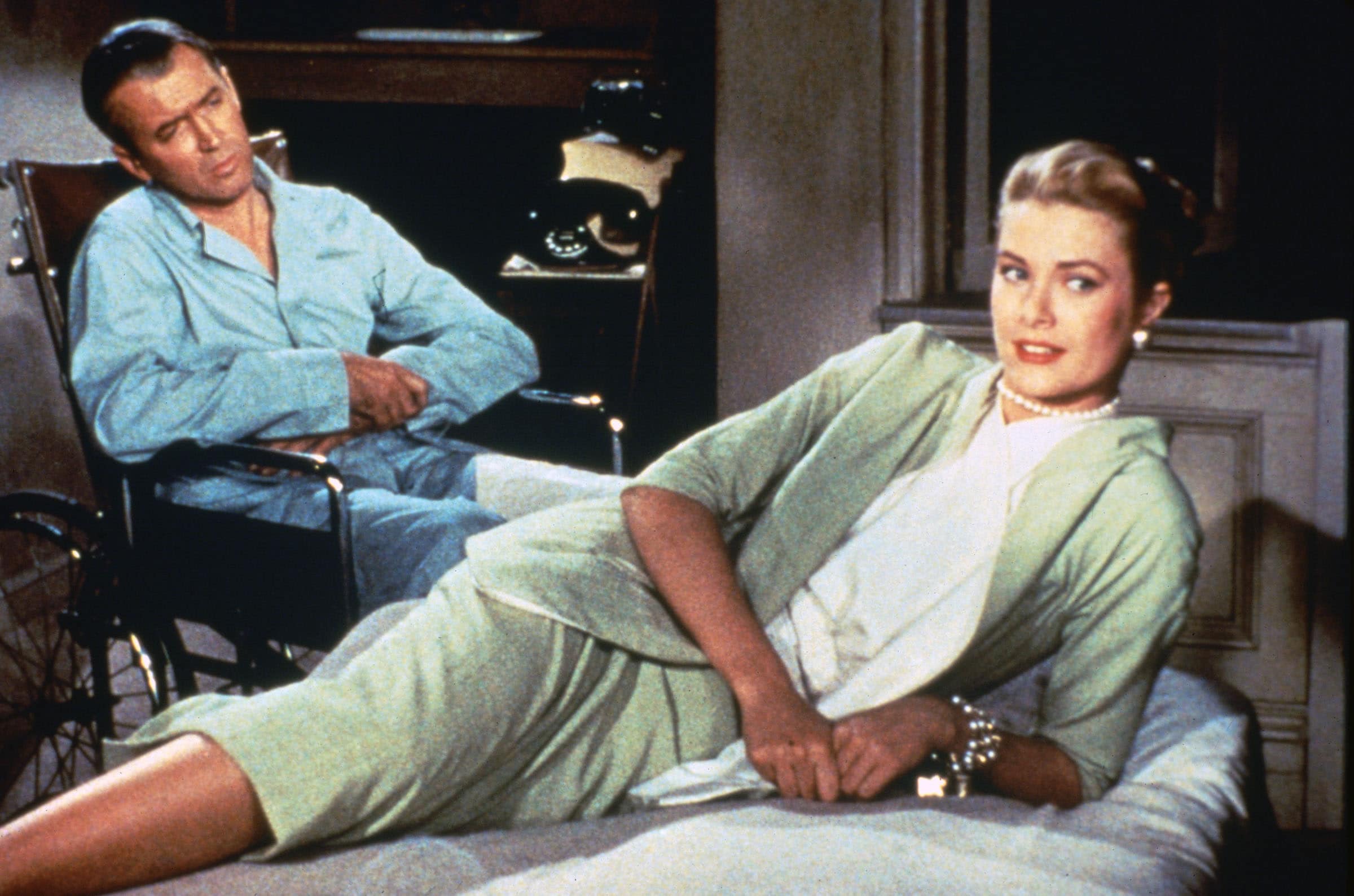 Una scena del film La finestra sul cortile (1954). James Stewart e Grace Kelly. © 2019 Universal Studios