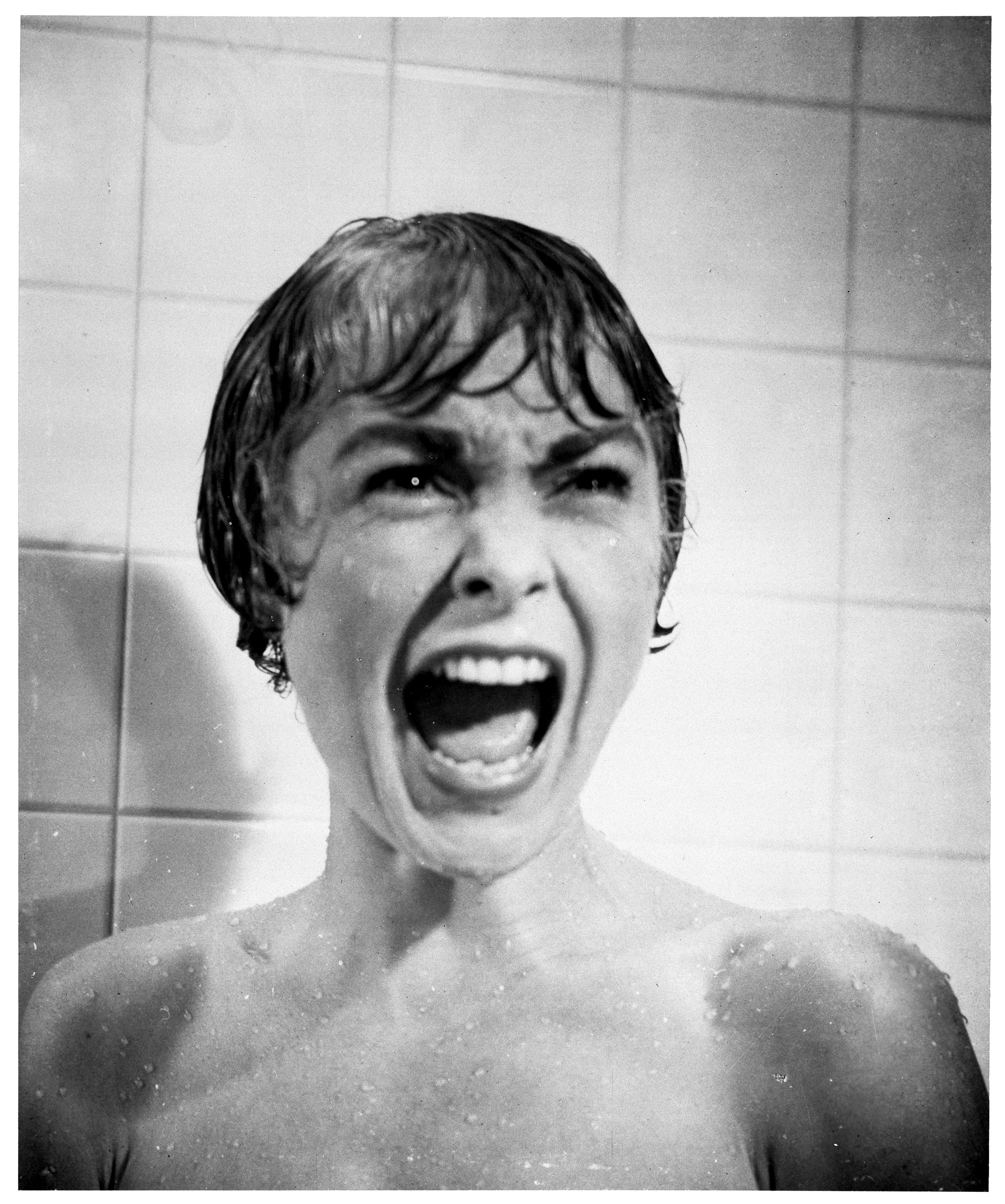 Una scena celeberrima del film Psyco (1960). © 2019 Universal Studios