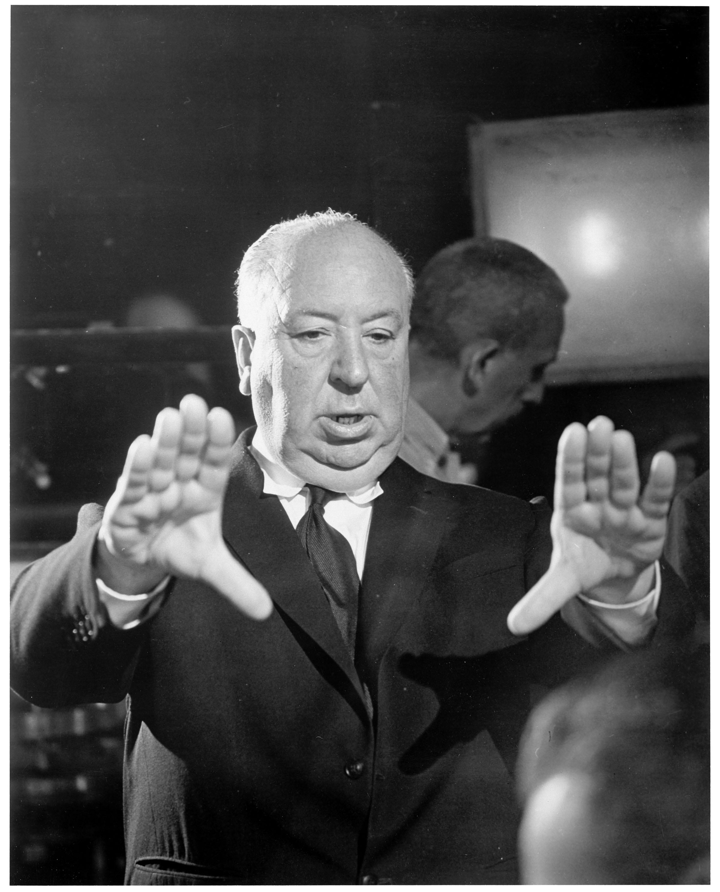 Alfred Hitchcock studia l'inquadratura. © 2019 Universal Studios