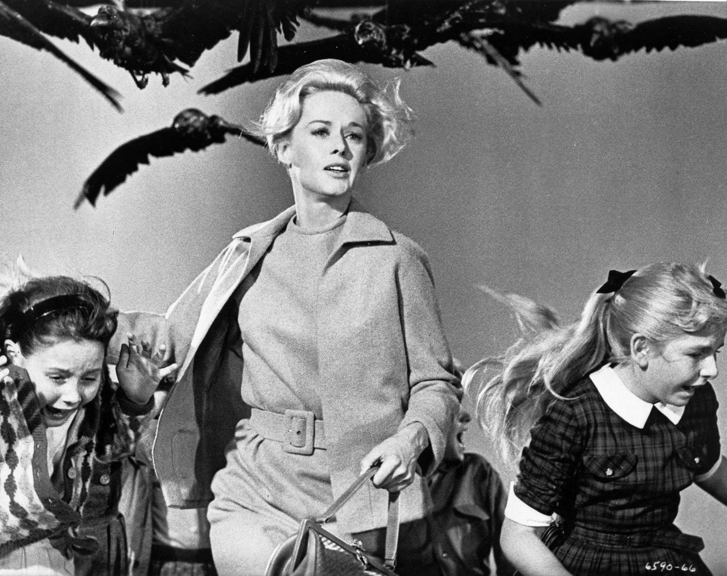 Una scena de Gli uccelli (1963) con la protagonista. © 2019 Universal Studios