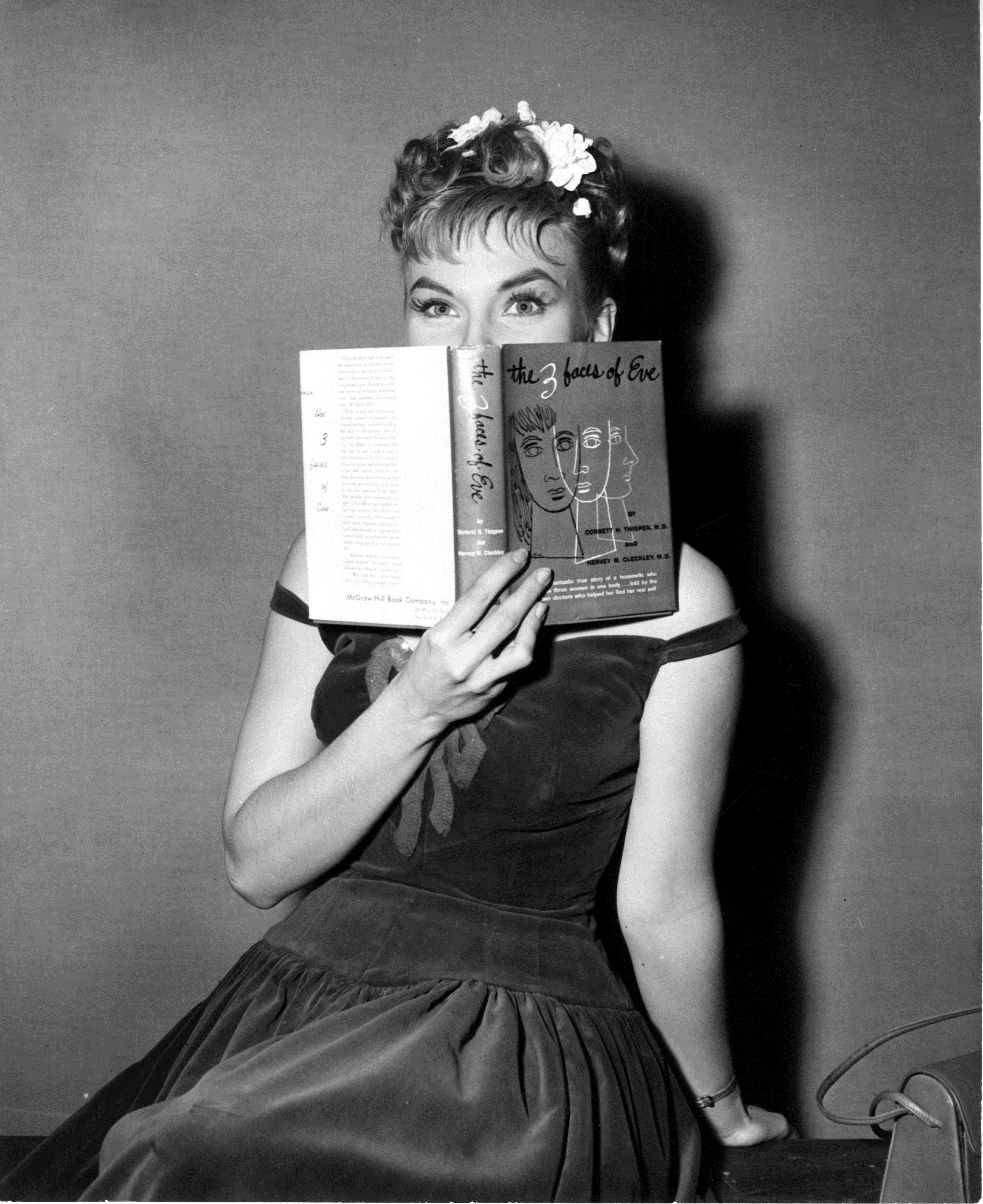 1956, sul set del film La donna dai tre volti che le valse l'Oscar