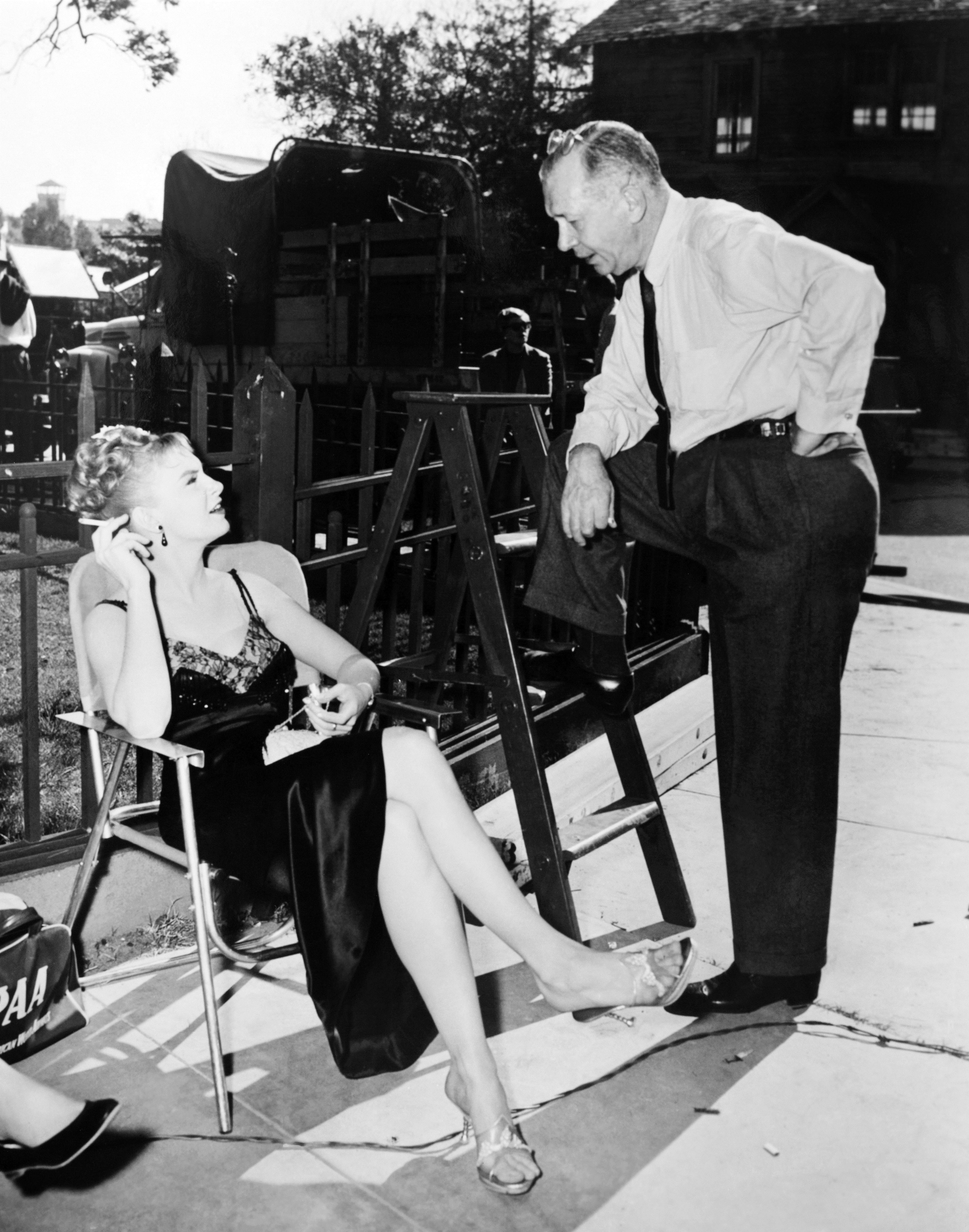 Sul set de La donna dai tre volti con il regista Nunnally Johnson (1957)