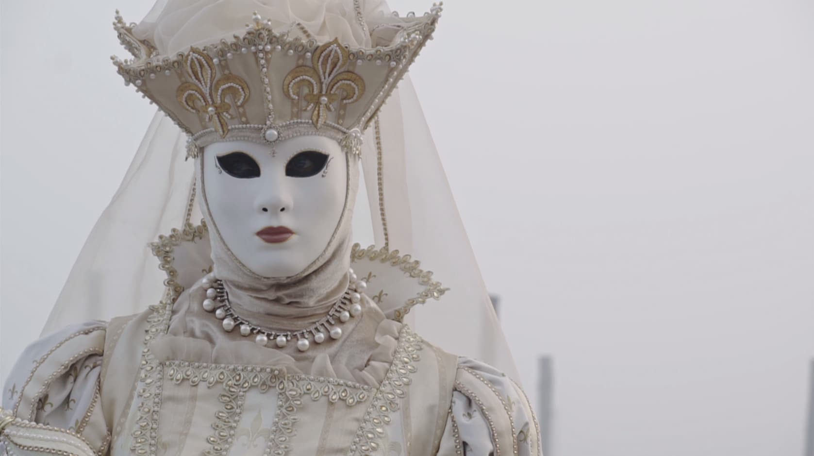Una delle maschere che popolano lo storico carnevale di Venezia