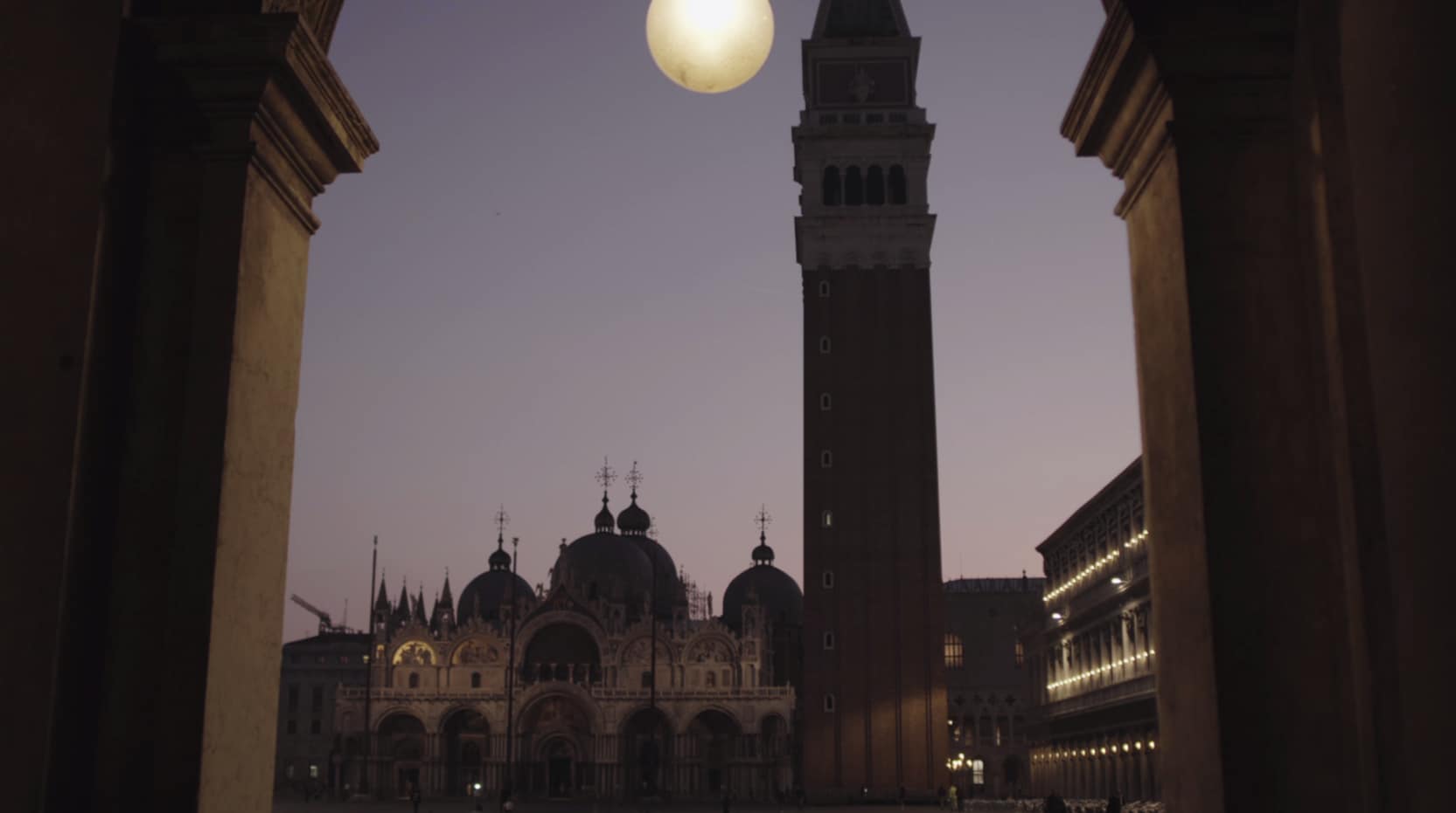 Un particolare notturno della Basilica di San Marco