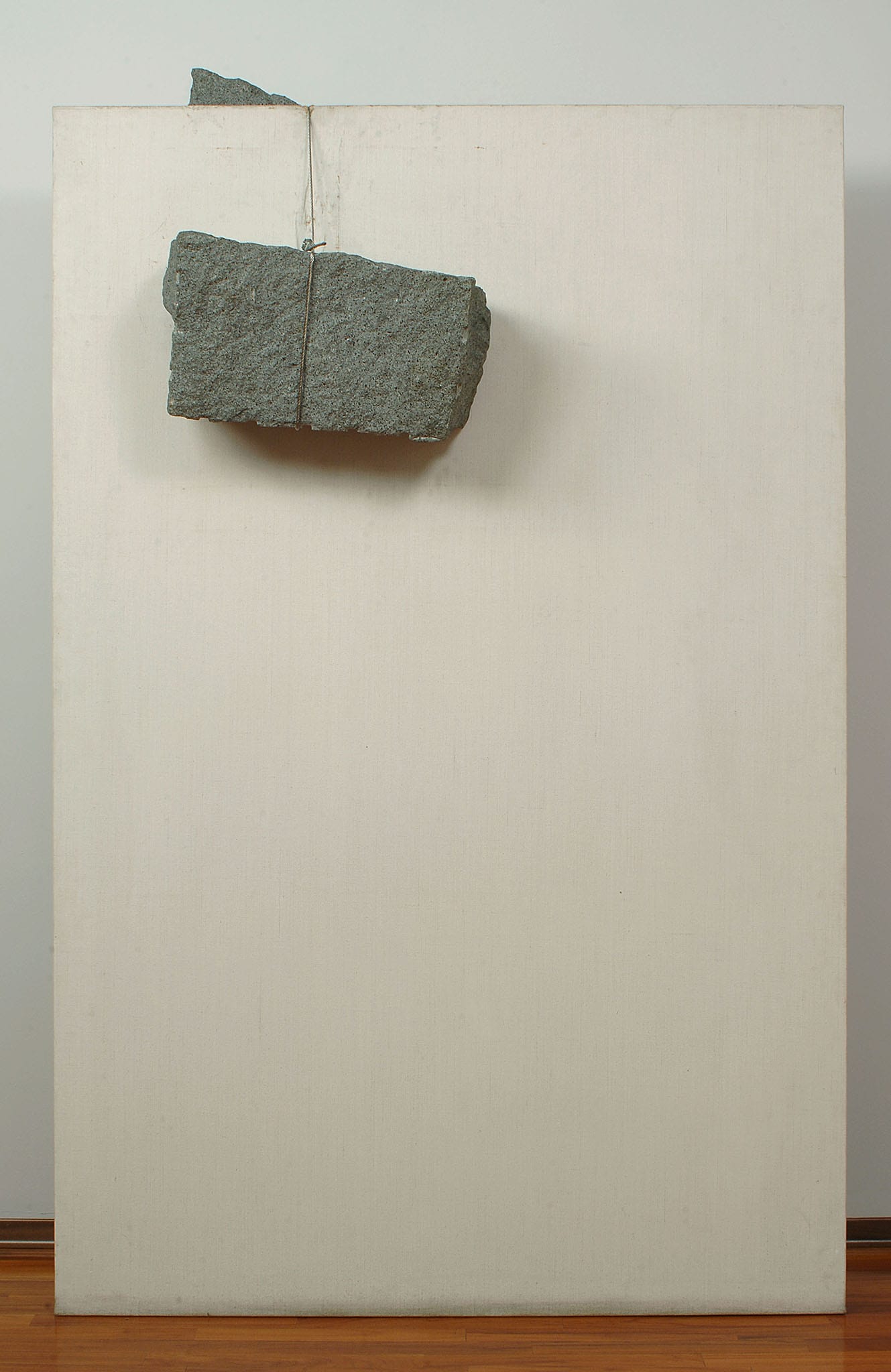 Giovanni Anselmo - Senza titolo, 1984-1986 - tela, pietre, cavo d'acciaio e nodo scorsoio, cm 230 x 150 x 80 - GAM - Galleria Civica d'Arte Moderna o Contemporanea, Torino