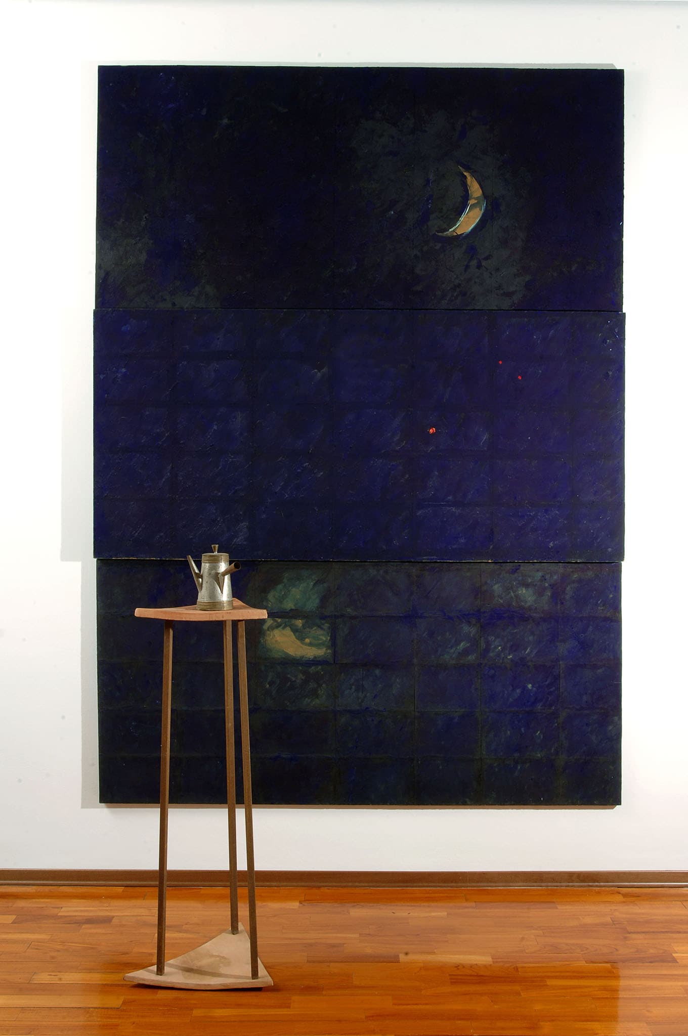 Pier Paolo Calzolari - La luna, 1980 - tecnica mista, treppiedi in metallo, caffettiera in ferro, basi in terracotta, cm 281 x 200 x 110 - Fondazione per l'Arte Moderna e Contemporanea CRT 