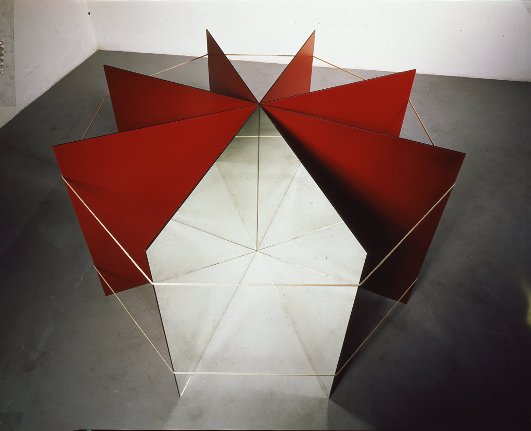 Michelangelo Pistoletto - Raggiera di specchi, (1973-1976) - 16 specchi, spago - Fondazione Guido ed Ettore De Fornaris, Torino, 1990 