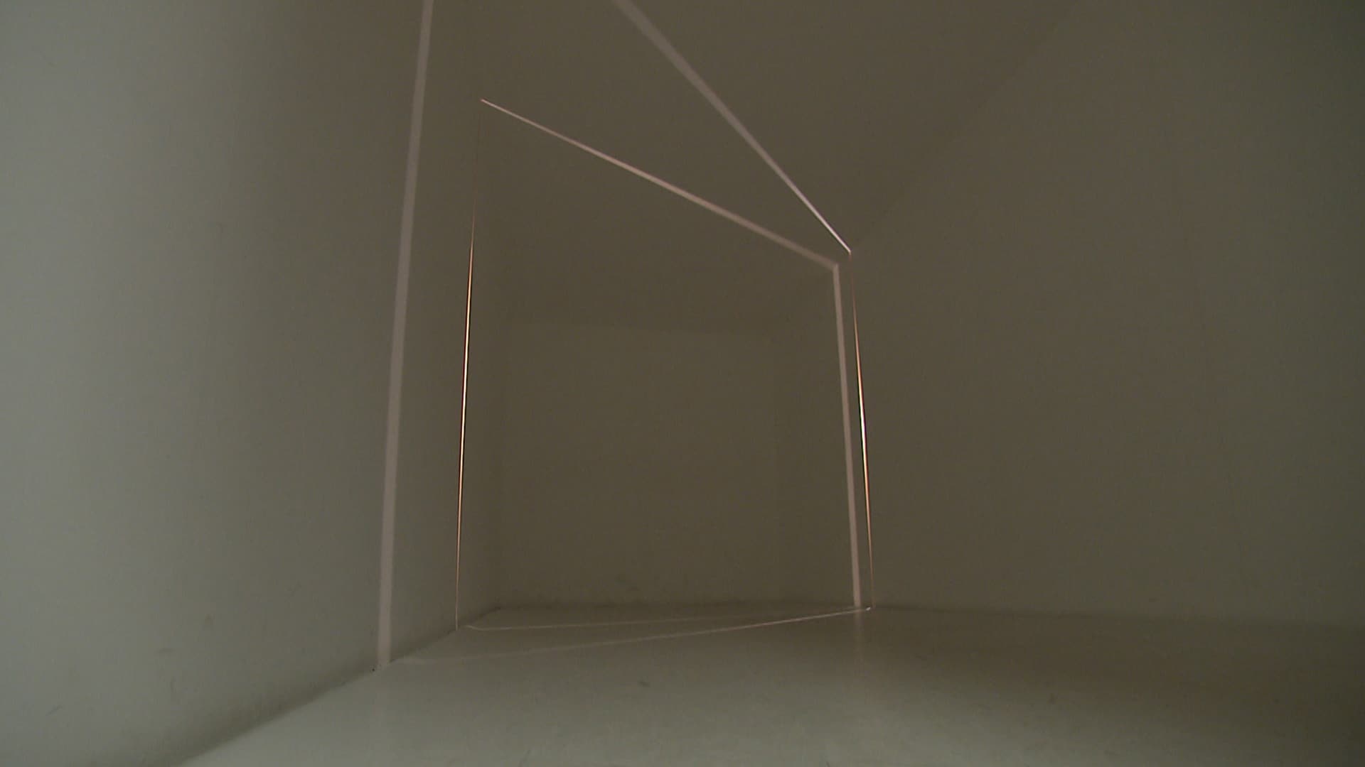 Gabriele Devecchi, Ambiente - Strutturazione a parametri virtuali, 1969 (2005), ambiente con pareti in truciolare, proiettori e motore, cm 200 x 400 x 200