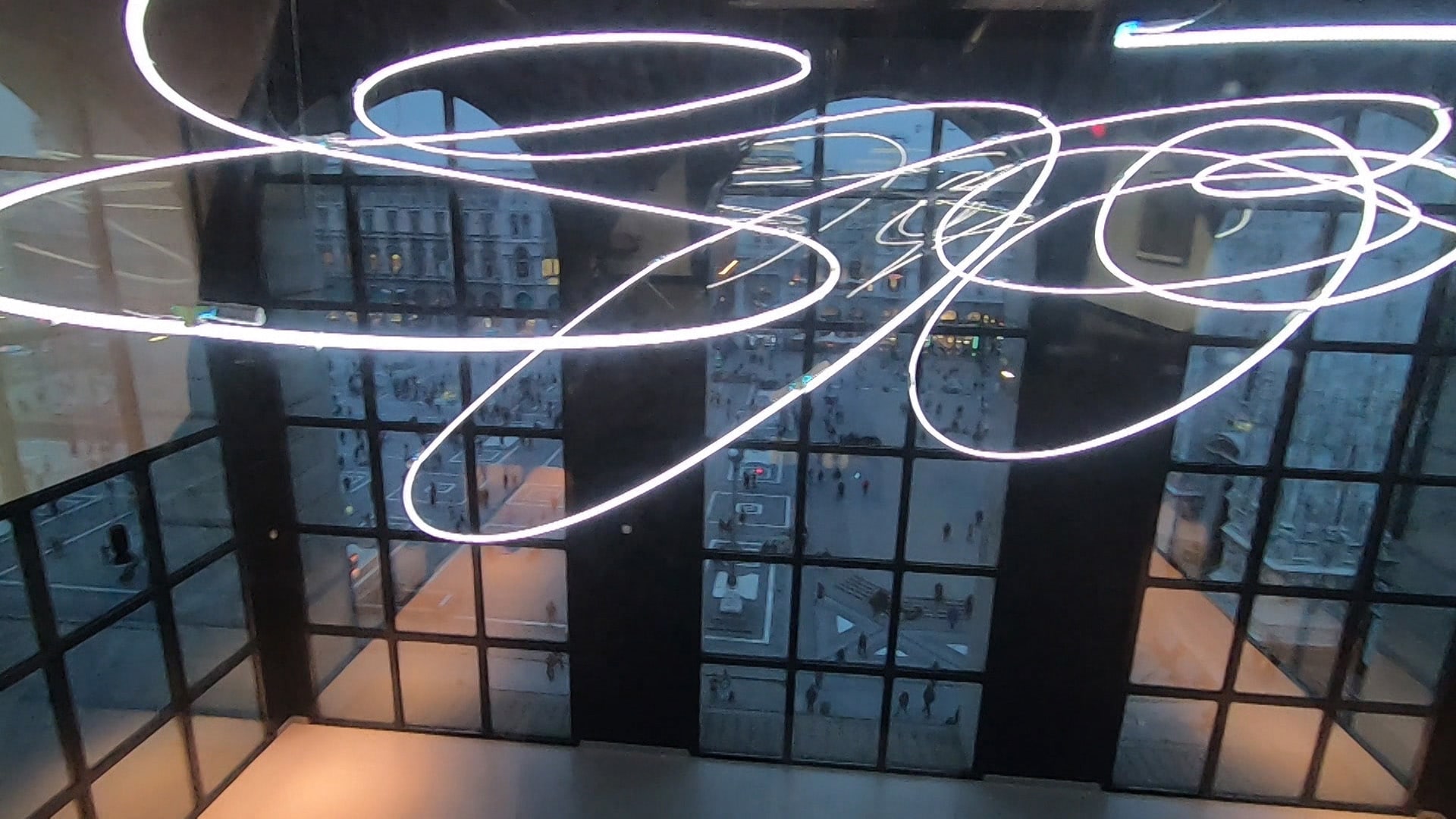 Lucio Fontana Struttura al Neon per la IX Triennale di Milano, 1951 (2010), tubo di cristallo di diametro 18 mm; luce al neon bianca 6500°K Misure: 1000 x 800 x 250