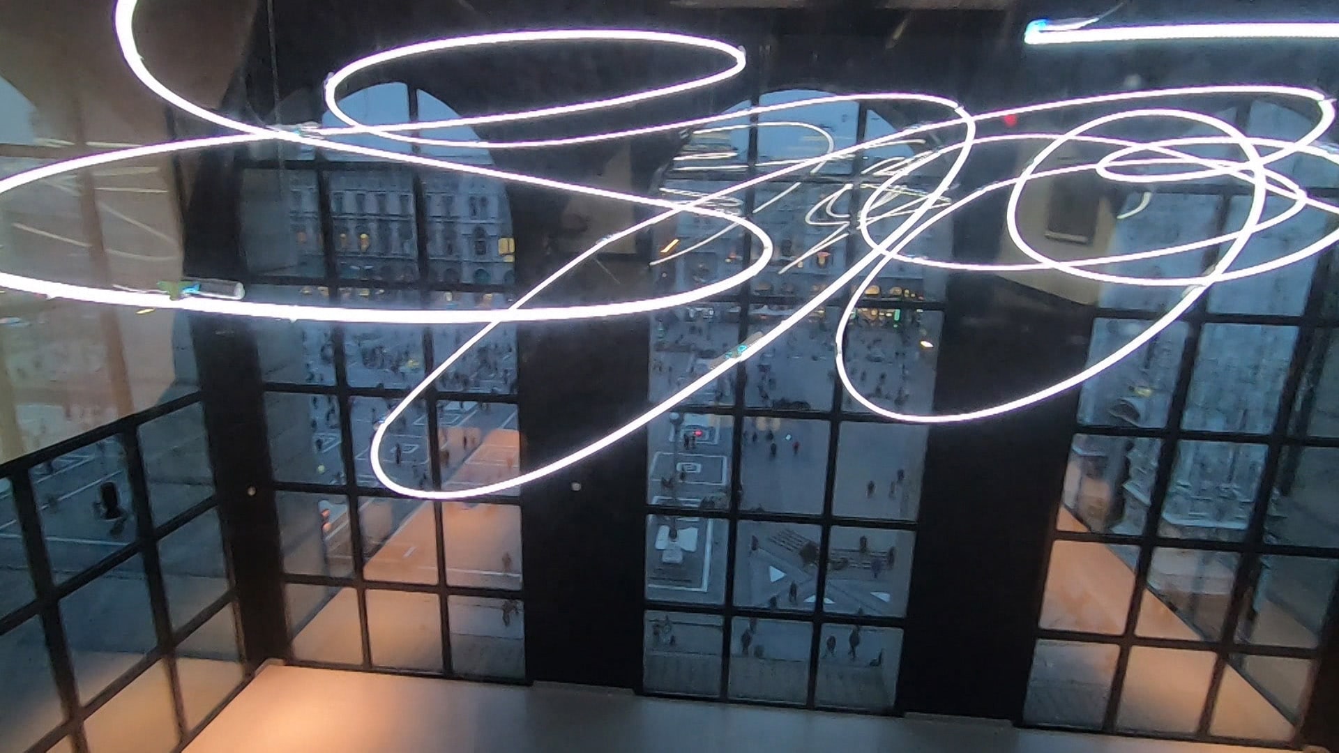 Lucio Fontana Struttura al Neon per la IX Triennale di Milano, 1951 (2010), tubo di cristallo di diametro 18 mm; luce al neon bianca 6500°K Misure: 1000 x 800 x 250