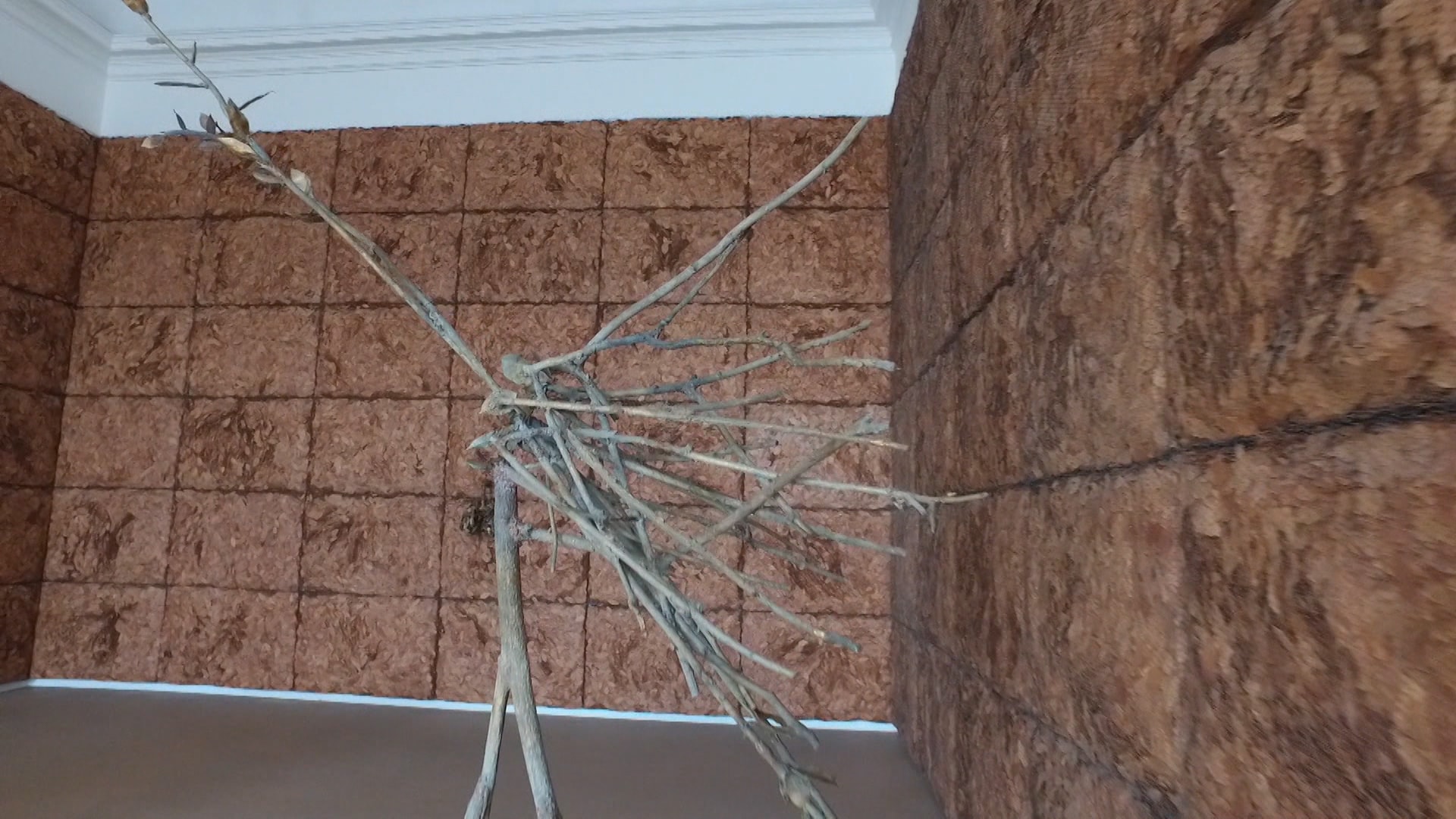 Giuseppe Penone: Pelle di foglie (Sguardo a terra), 2003, bronzo, 300 x 230 x 100 cm