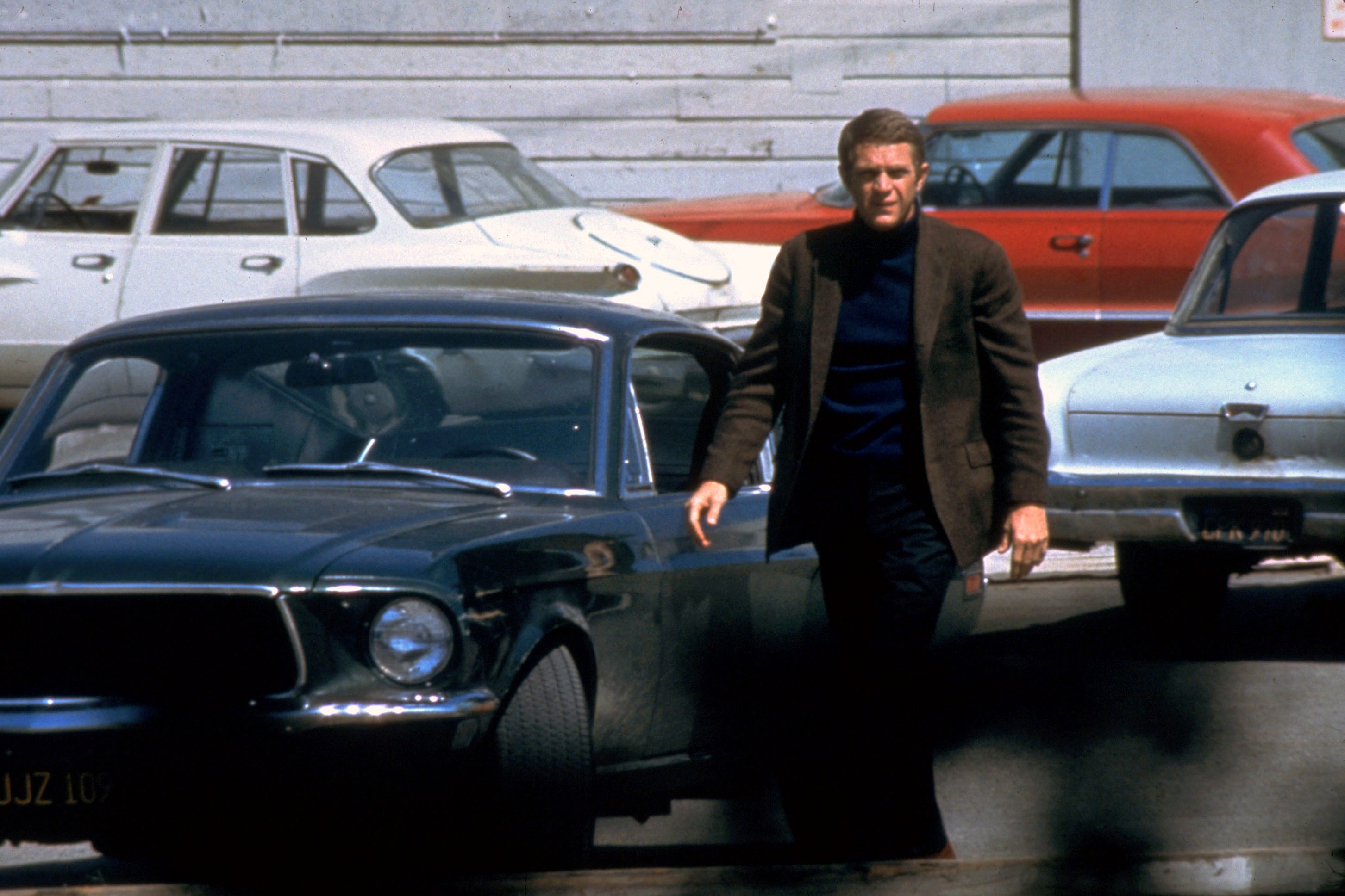 Frank Bullitt, alias Steve Mc Queen, accanto alla mitica Ford Mustang verde metallizzato. 1968