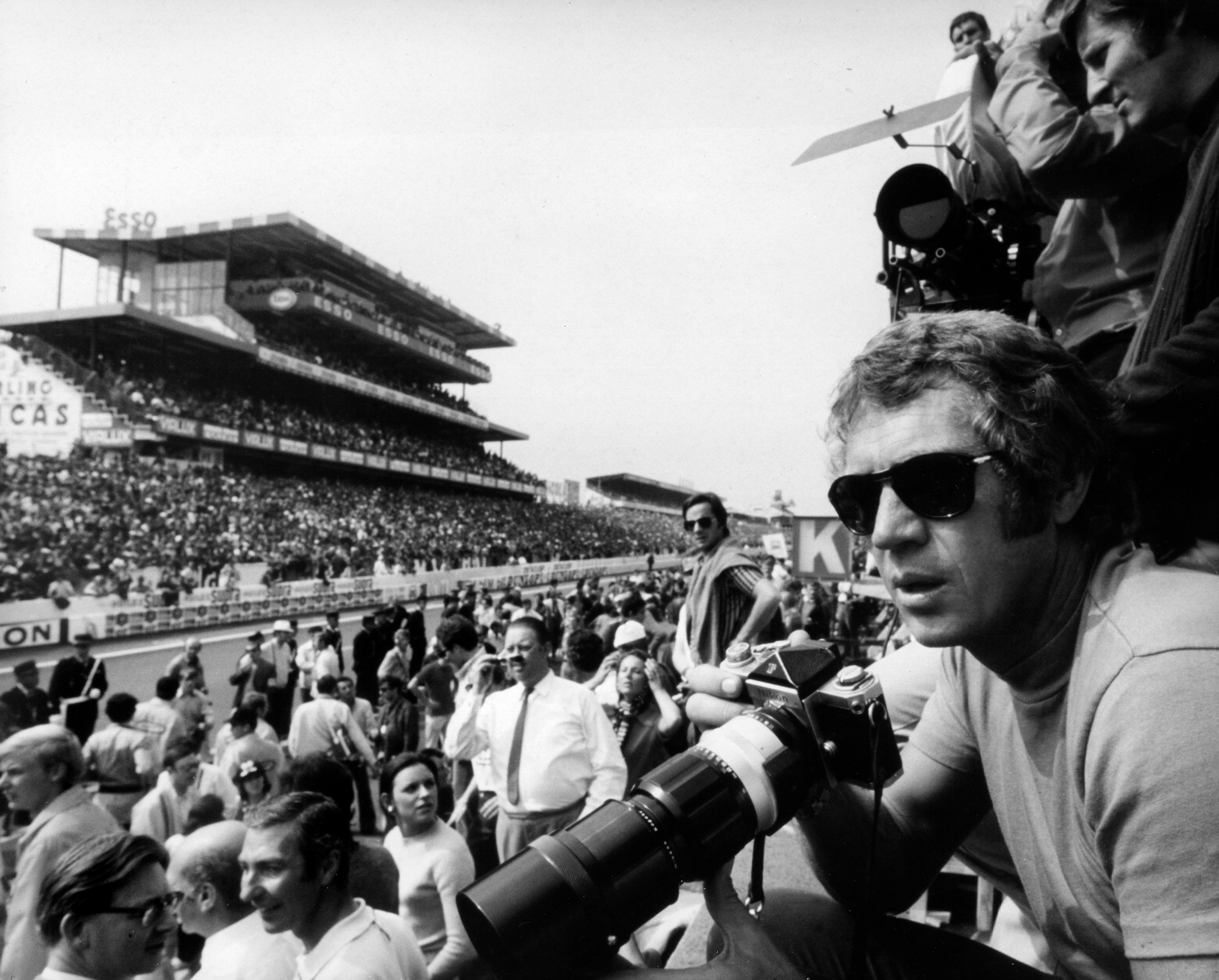 Steve Mc Queen tra il pubblico durante una corsa automobilistica