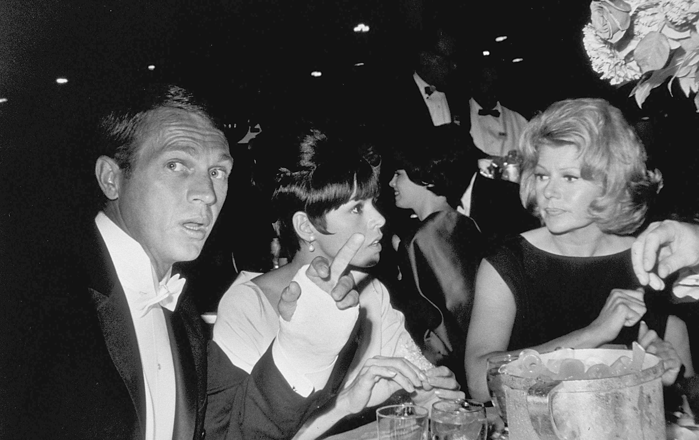 Alla cerimonia degli Oscar edizione 1974. A destra della foto l'attrice Rita Hayworth