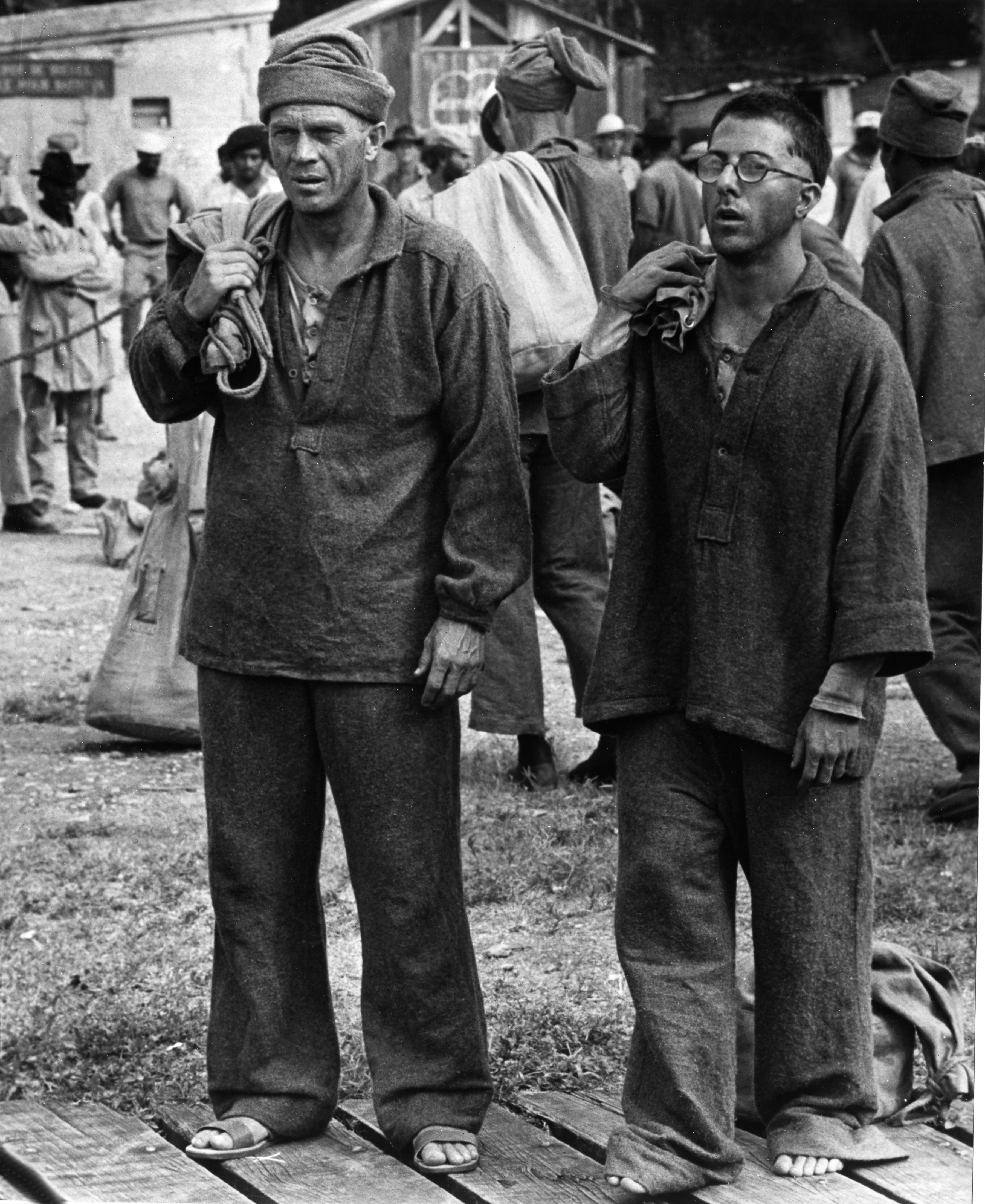 Una scena di Papillon, 1973. Con Dustin Hoffman (a destra)