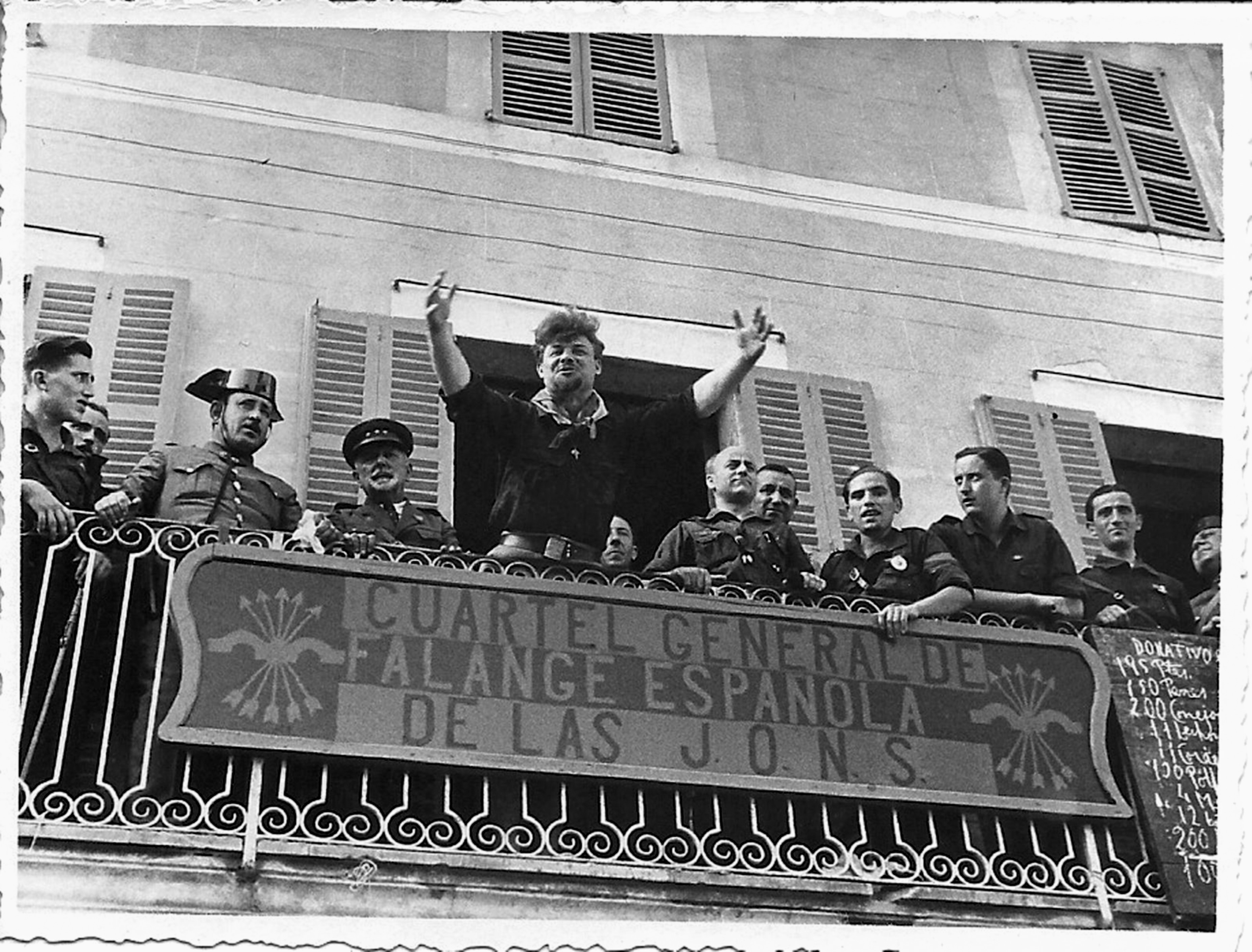 Il Conte Arconovaldo Bonacorsi, un fanatico fascista che prende parte alla guerra tra le fila dei nazionalisti