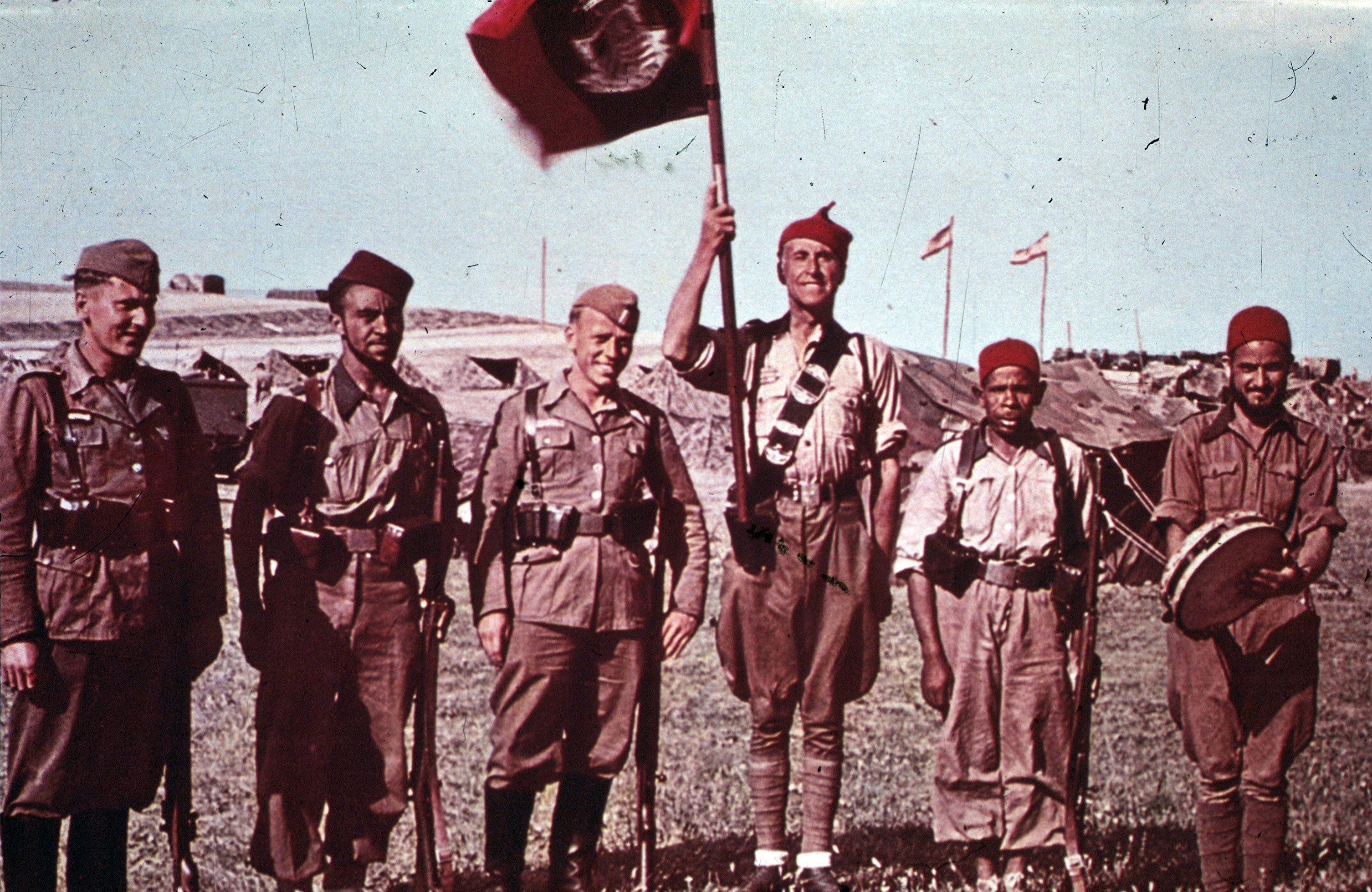Soldati nazisti mandati in appoggio a Franco, fraternizzano con soldati marocchini