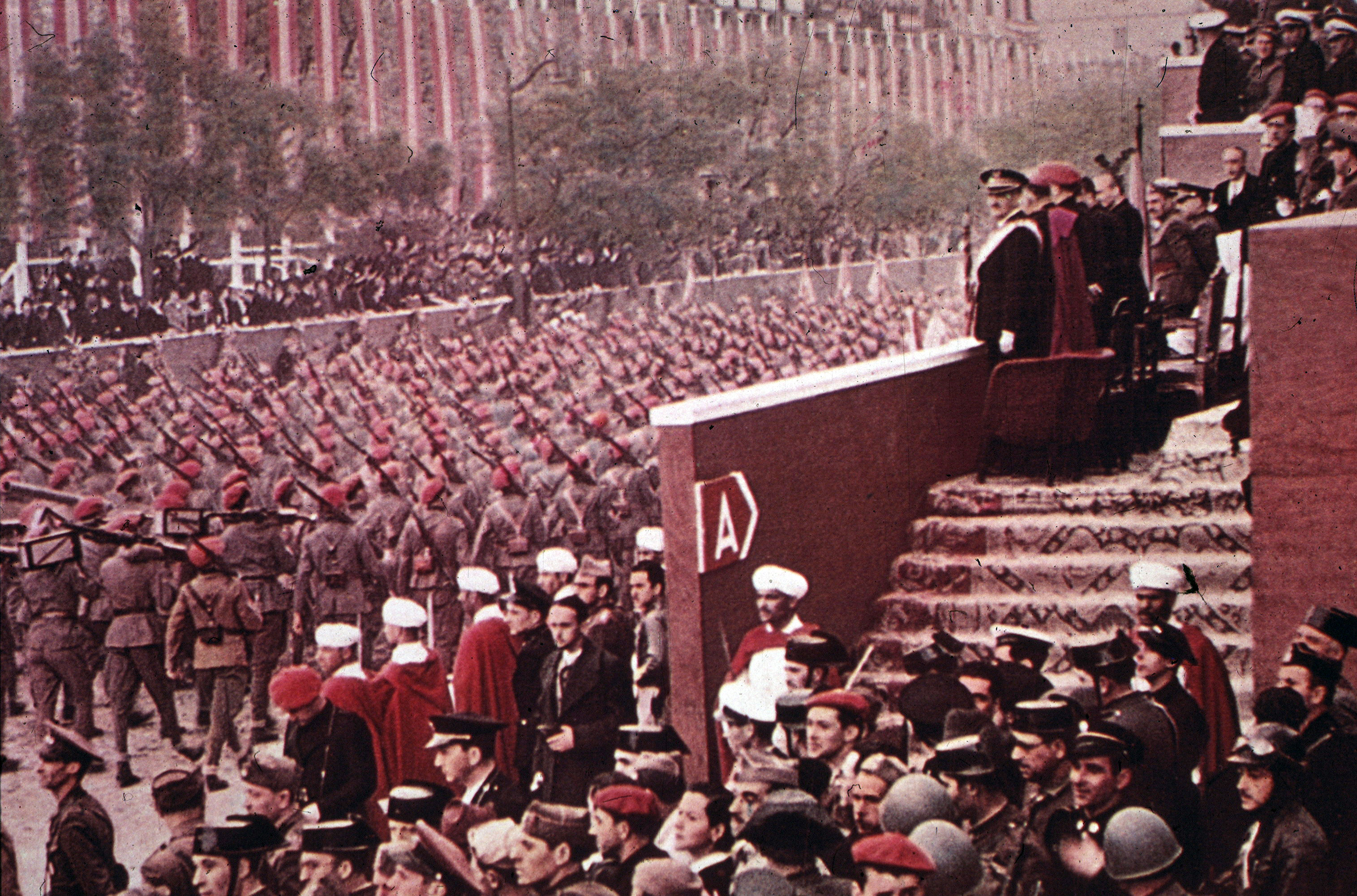 Le truppe di Franco sfilano trionfanti a Madrid, dopo l'ingresso avvenuto il 28 marzo 1939. E' l'inizio di un lungo Regime