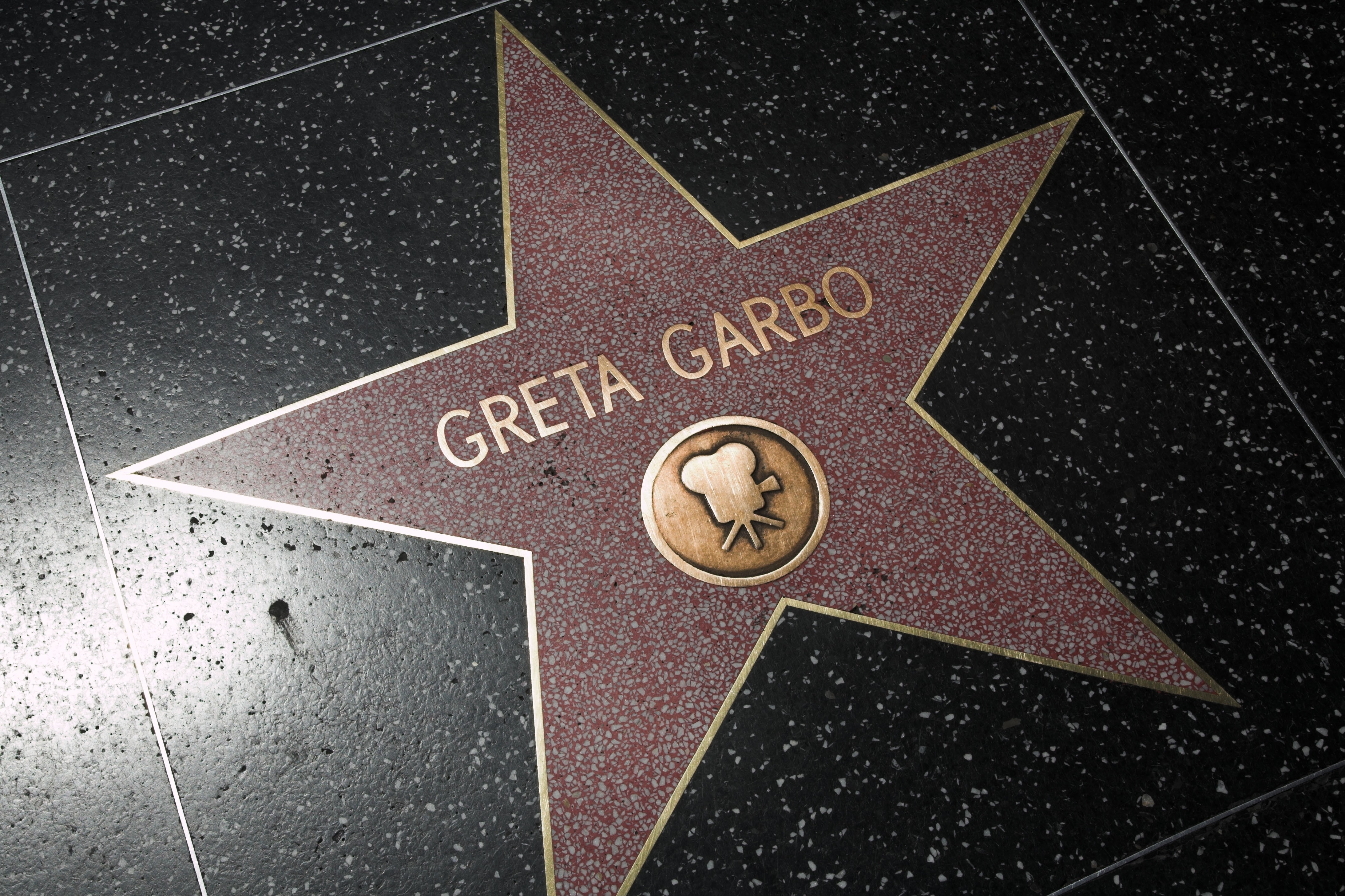 La stella della Garbo brilla sulla Walk of Fame