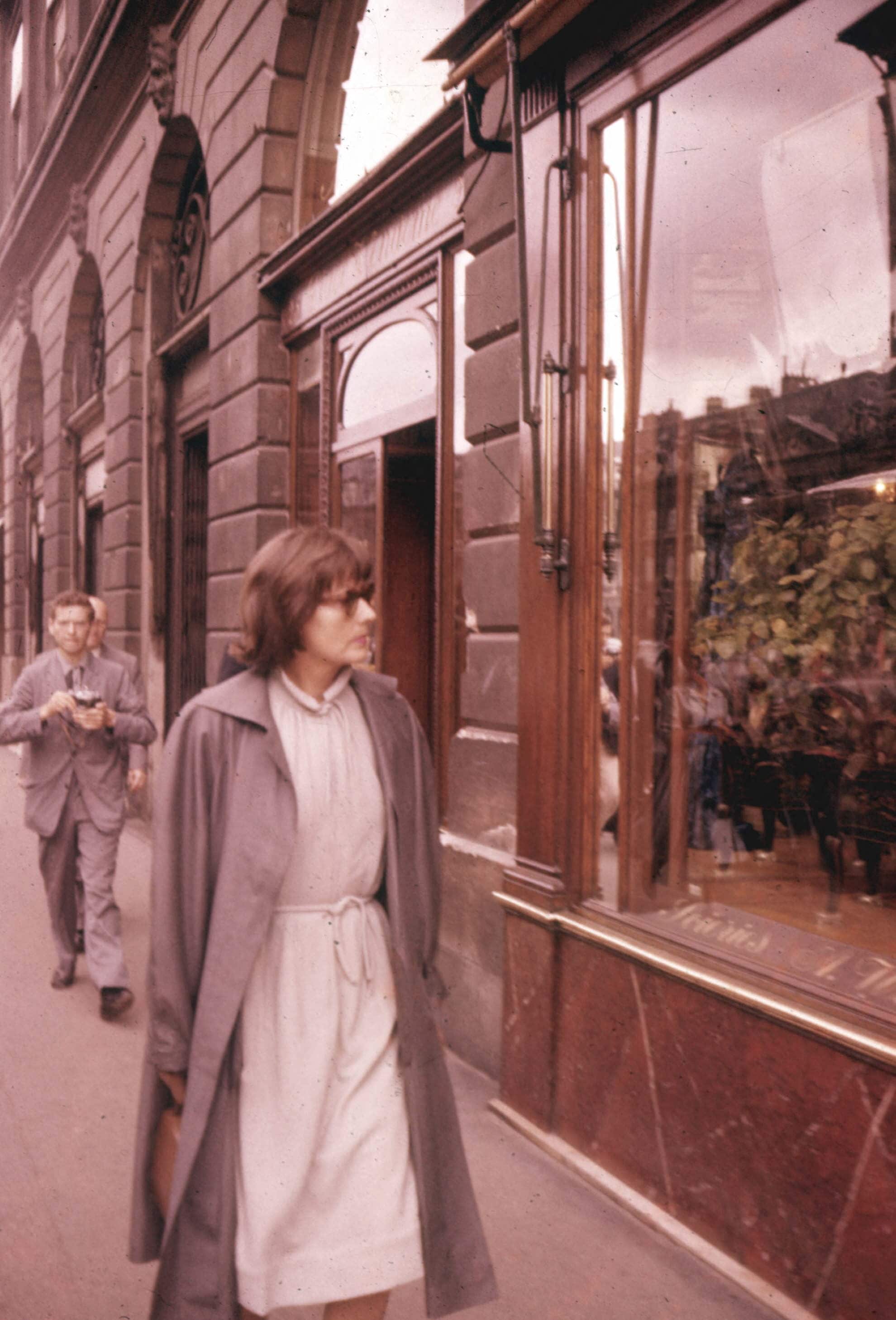 A spasso per le vie di Parigi nel 1958