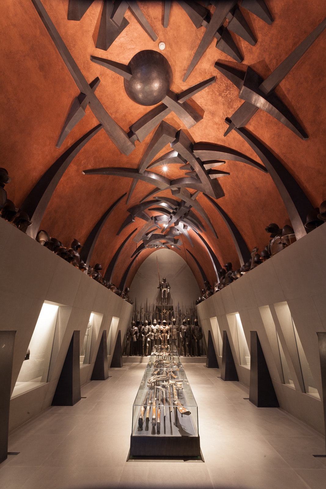 Sala d'armi. Primo allestimento della casa museo, originariamente al piano nobile, distrutto nella secondo guerra mondiale, l'attuale sala d'armi è opera dello scultore Arnaldo Pomodoro (2000) L’ambiente è stato completamente distrutto durante la Seconda Guerra Mondiale, e i preziosi oggetti trasferiti al piano terreno. La collezione è composta prevalentemente da pezzi del Rinascimento milanese e bresciano, con particolare attenzione alle armi da parata. Un secondo importante gruppo è costituito da armi da fuoco tedesche del Cinquecento e del Seicento.. L’ambiente è stato completamente distrutto durante la Seconda Guerra Mondiale, e i preziosi oggetti trasferiti al piano terreno. La collezione è composta prevalentemente da pezzi del Rinascimento milanese e bresciano, con particolare attenzione alle armi da parata. Un secondo importante gruppo è costituito da armi da fuoco tedesche del Cinquecento e del Seicento. L’ambiente è stato completamente distrutto durante la Seconda Guerra Mondiale, e i preziosi oggetti trasferiti al piano terreno. La collezione è composta prevalentemente da pezzi del Rinascimento milanese e bresciano, con particolare attenzione alle armi da parata. Un secondo importante gruppo è costituito da armi da fuoco tedesche del Cinquecento e del Seicento.La collezione presenta armi del Cinque e Seicento. a collezione è composta prevalentemente da pezzi del Rinascimento milanese e bresciano, con particolare attenzione alle armi da parata. Un secondo importante gruppo è costituito da armi da fuoco tedesche del Cinquecento e del Seicenta collezione è composta prevalentemente da pezzi del Rinascimento milanese e bresciano, con particolare attenzione alle armi da parata. Un secondo importante gruppo è costituito da armi da fuoco tedesche del Cinquecento e del Seicenta collezione è composta prevalentemente da pezzi del Rinascimento milanese e bresciano, con particolare attenzione alle armi da parata. Un secondo importante gruppo è costituito da armi da fuoco tedesche del Cinquecento e del SeicentL’ambiente è stato completamente distrutto durante la Seconda Guerra Mondiale, e i preziosi oggetti trasferiti al piano terreno. La collezione è composta prevalentemente da pezzi del Rinascimento milanese e bresciano, con particolare attenzione alle armi da parata. Un secondo importante gruppo è costituito da armi da fuoco tedesche del Cinquecento e del Seicento.collaborazione di Paolo Gazzoli per gli stucchi e Pompeo Bertini per le vetrate. L’effetto teatrale dello stile Neogotico dominava la sala, affollata di stendardi, armi, armature, trofei, vetrine e manichini. L’ambiente è stato completamente distrutto durante la Seconda Guerra Mondiale, e i preziosi oggetti trasferiti al piano terreno. La collezione è composta prevalentemente da pezzi del Rinascimento milanese e bresciano, con particolare attenzione alle armi da parata. Un secondo importante gruppo è costituito da armi da fuoco tedesche del Cinquecento e del Seicento. collaborazione di Paolo Gazzoli per gli stucchi e Pompeo Bertini per le vetrate. L’effetto teatrale dello stile Neogotico dominava la sala, affollata di stendardi, armi, armature, trofei, vetrine e manichini. L’ambiente è stato completamente distrutto durante la Seconda Guerra Mondiale, e i preziosi oggetti trasferiti al piano terreno. La collezione è composta prevalentemente da pezzi del Rinascimento milanese e bresciano, con particolare attenzione alle armi da parata. Un secondo importante gruppo è costituito da armi da fuoco tedesche del Cinquecento e del Seicento. (Armeria © Museo Poldi Pezzoli, foto di Walter Carrera)