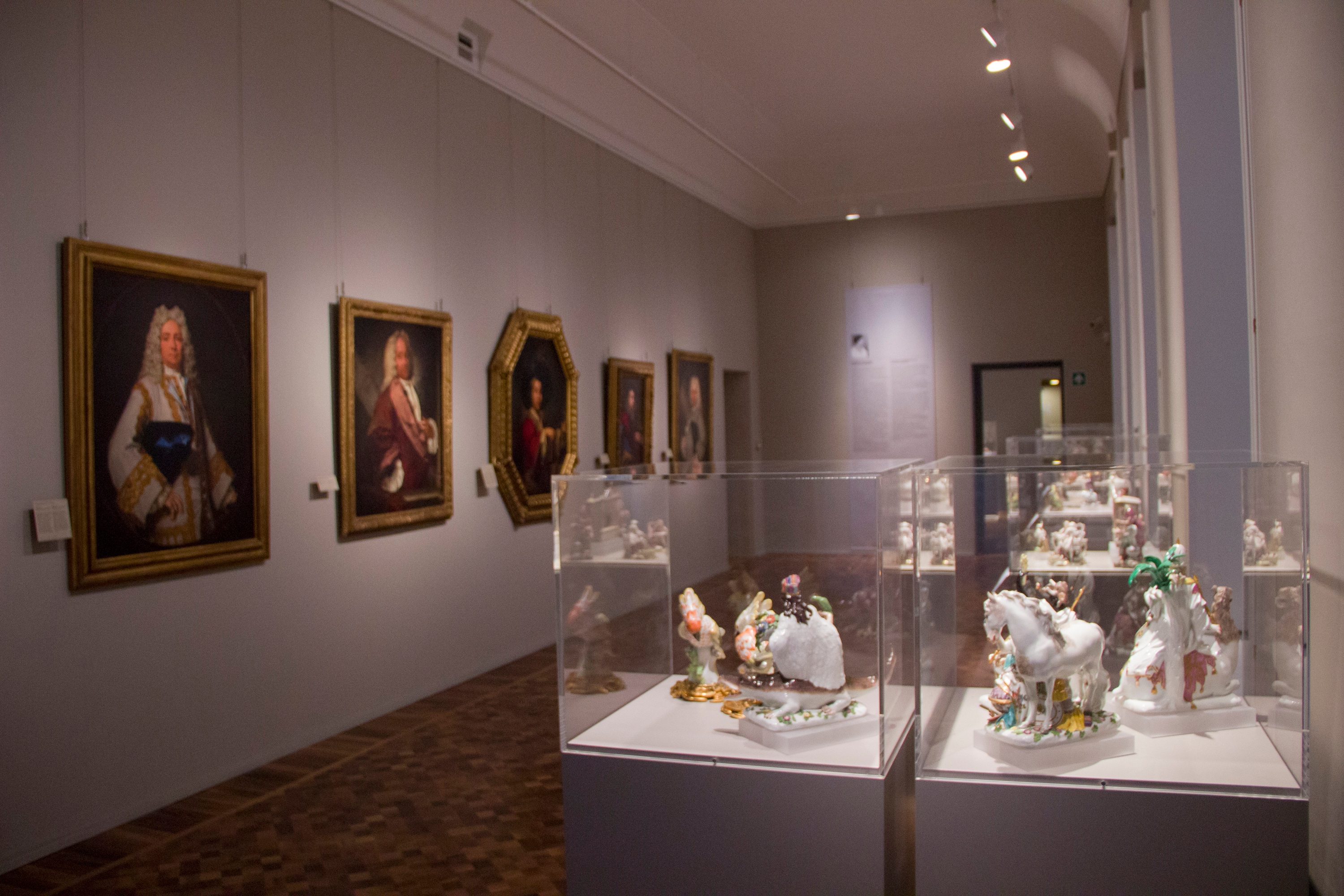 Galleria dei Ritratti con Porcellane. Nella sala sono esposte alcune porcellane della settecentesca manifattura di Meissen, donati nel 2017 da Maria Chiara Zerilli Marimò. (Galleria dei ritratti con alcune porcellane) 