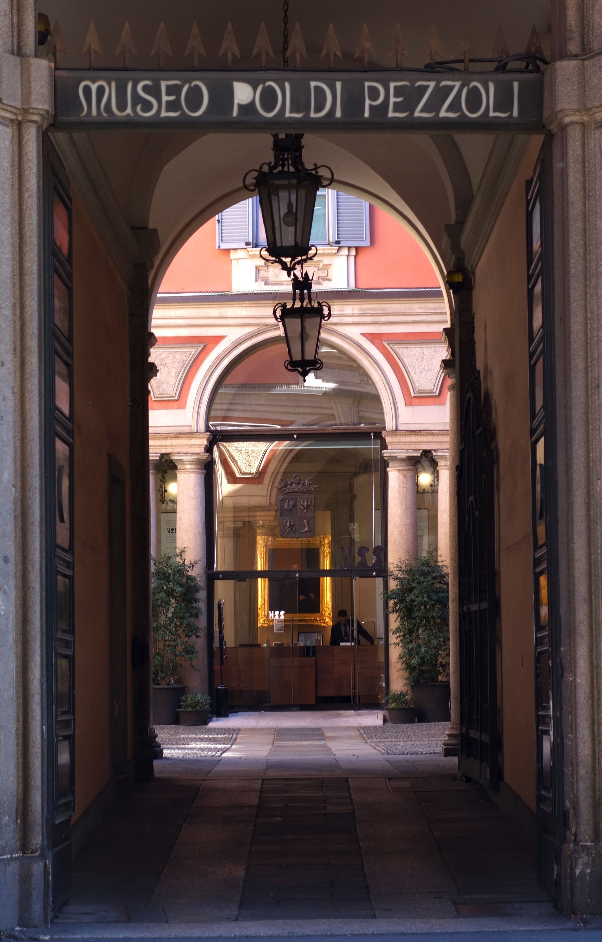 Ingresso Museo Poldi Pezzoli. L’ingresso affaccia sul cortile interno dell’omonimo Palazzo Pezzoli di via Manzoni 12. Qui i visitatori sono accolti dal Ritratto di Gian Giacomo Poldi Pezzoli (1851) di Francesco Hayez, (1791-1882). 
