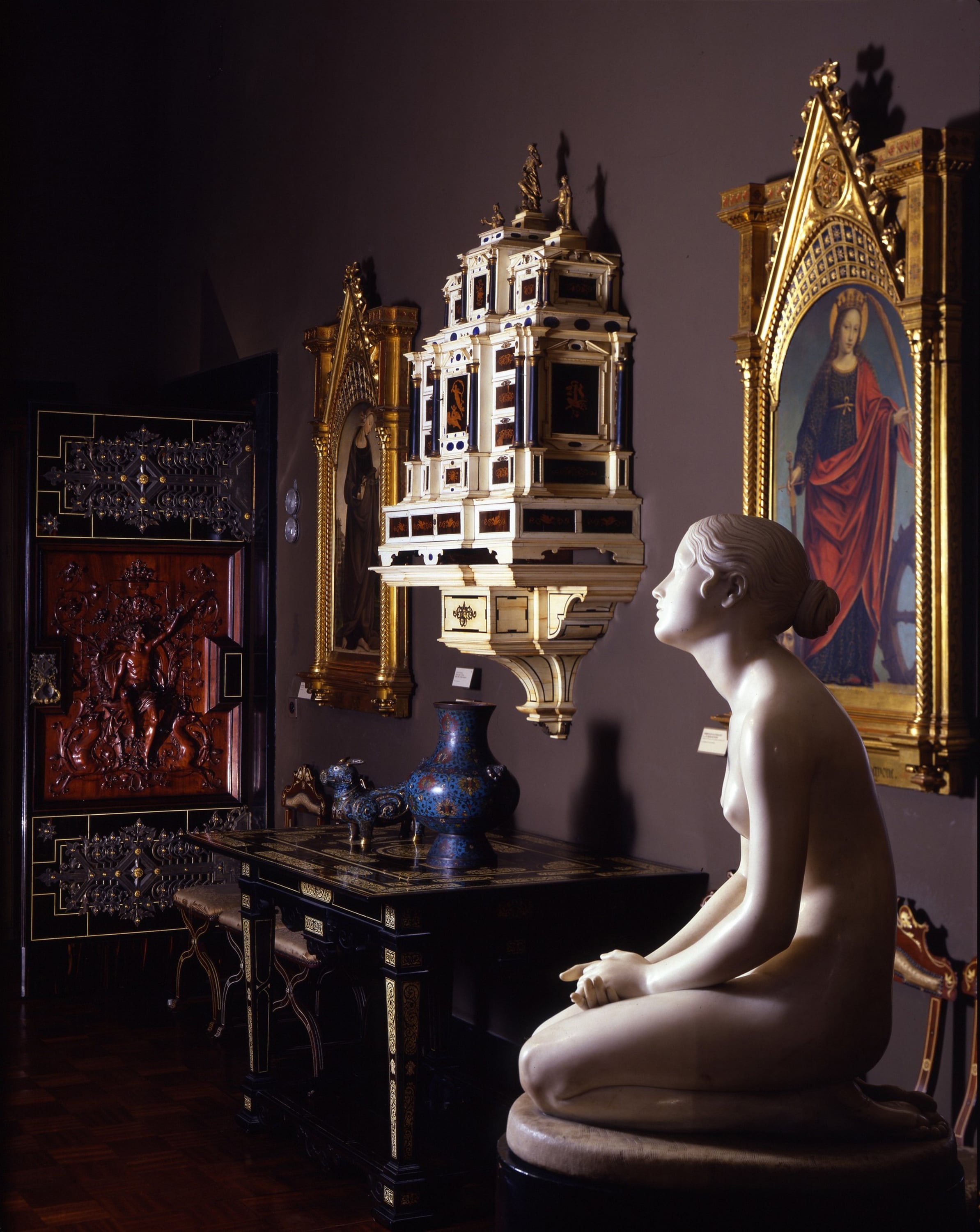 Sala Nera. Sale storica del museo, in origine il salotto dell’appartamento di Pezzoli, era stata detta "nera" per i finissimi rivestimenti in ebano distrutti durante la guerra. In stile rinascimento nordico, ospita un polittico fiammingo con Annunciazione e la scultura Fiducia in Dio (1836), commissionata a Lorenzo Bartolini da Rosina Trivulzio, madre di Gian Giacomo. (Sala Nera © Museo Poldi Pezzoli) 