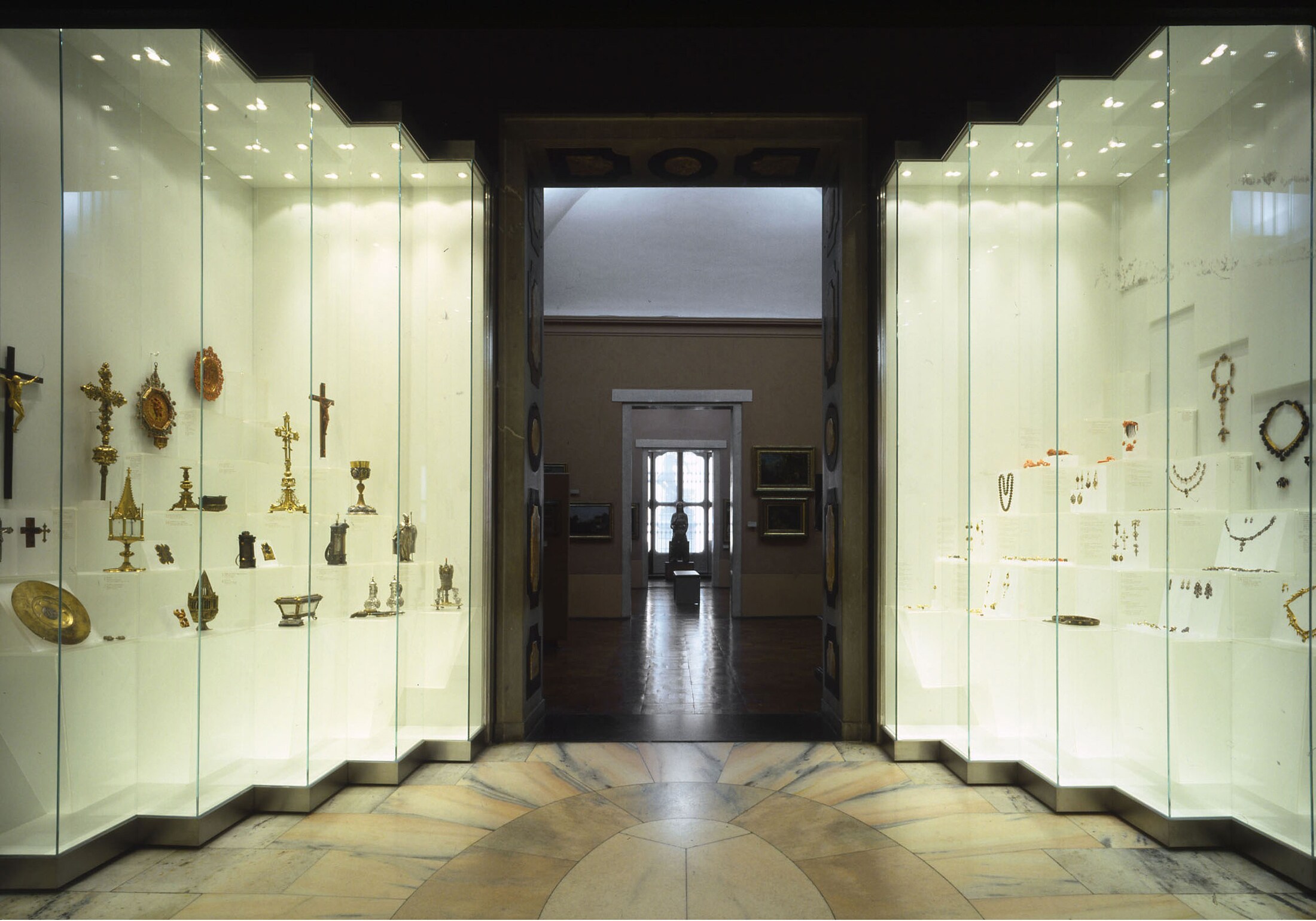 Sala degli Ori. La sala è allestita nell'ex gabinetto privato di Pezzoli, ricostruito nel dopoguerra. Nelle vetrine è esposta una raccolta di oreficeria di oltre 200 pezzi fra smalti antichi, oreficeria sacra, oggetti da collezione e gioielli anche etruschi.venienti da corredi tombali. (Sala Ori © Museo Poldi Pezzoli) 
