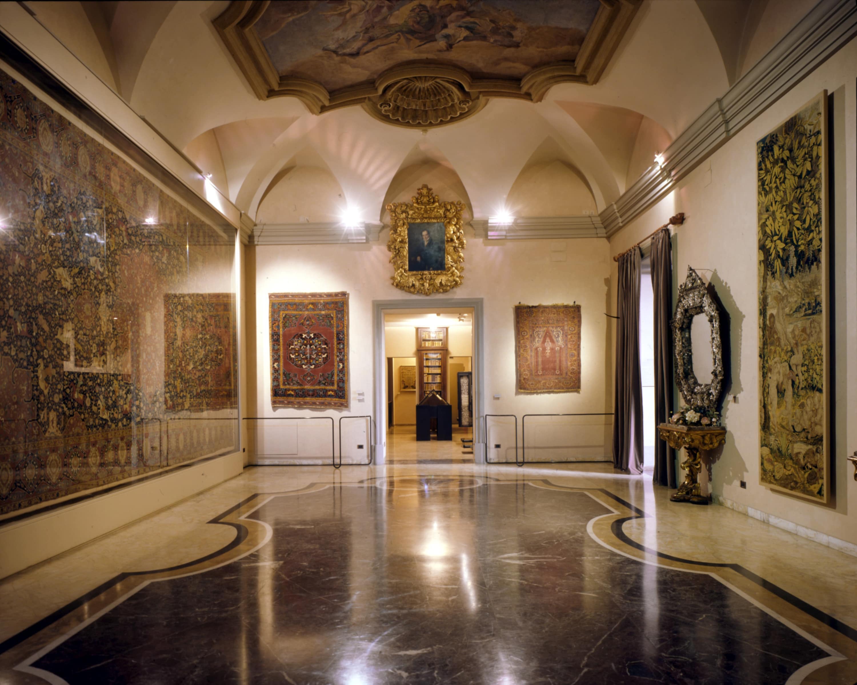 Salone dell’affresco. Nel soffitto del salone di ingresso il grande affresco con l’Apoteosi di Bartolomeo Colleoni (1745), del lombardo Carlo Innocenzo Carloni (1686- 1775), proveniva da Villa Colleoni di Calusco d’Adda e fu trasferito al museo durante i lavori di ricostruzione nel 1963. (Salone Affresco © Museo Poldi Pezzoli)