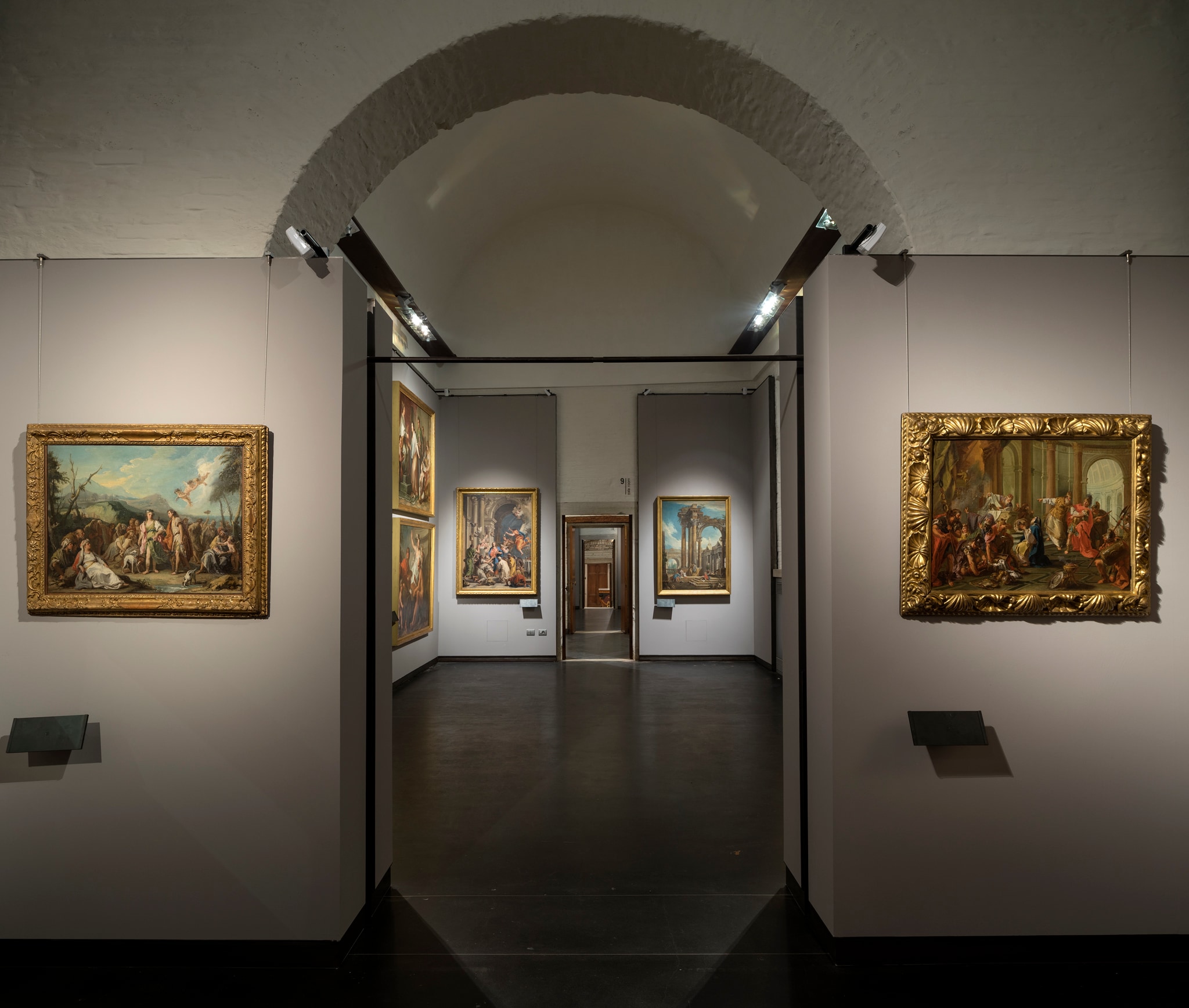 Gallerie dell’Accademia di Venezia, piano terra, Sala 8. La sala mostra gli altissimi esiti raggiunti dalla pittura veneziana del '700 e il suo prestigio in Europa. Dagli splendidi pastelli di Rosalba Carriera, all’immagine multiforme di una Venezia esportata all’estero grazie al pennello di Marco Ricci, Antonio Canaletto e Bernardo Bellotto. Dense di atmosfera e di note sentimentali anche le scene mitologiche di Francesco Guardi, Sebastiano Ricci e Jacopo Amigoni. 