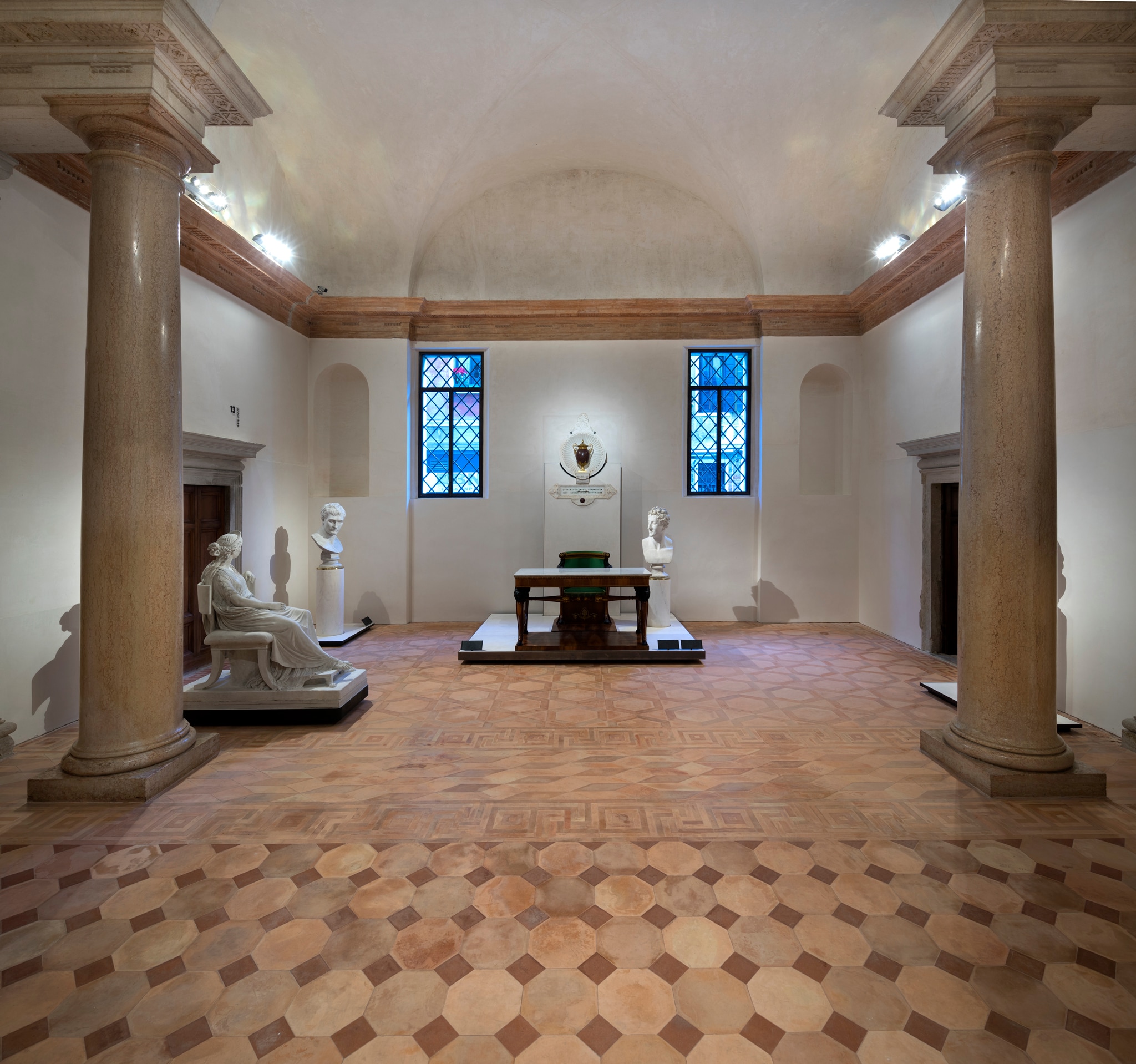 Gallerie dell’Accademia di Venezia, piano terra, Il Tablino di Palladio, Sala 13. Negli anni ’60 del XVI secolo il Tablino, che ospitava l’antica sacrestia della chiesa della Carità, fu ristrutturato da Andrea Palladio. Qui sono state riunite le opere di Canova, potentemente esaltate dalla maestosa purezza delle forme architettoniche classiche dell'architetto. Il calco in gesso di Creugante, di Paride, di Madama Letizia Buonaparte, accanto al busto del figlio Napoleone, dialogano con la splendida cattedra in stile impero disegnata da Giuseppe Borsato per Leopoldo Cicognara, presidente dell’Accademia (1808-1826).