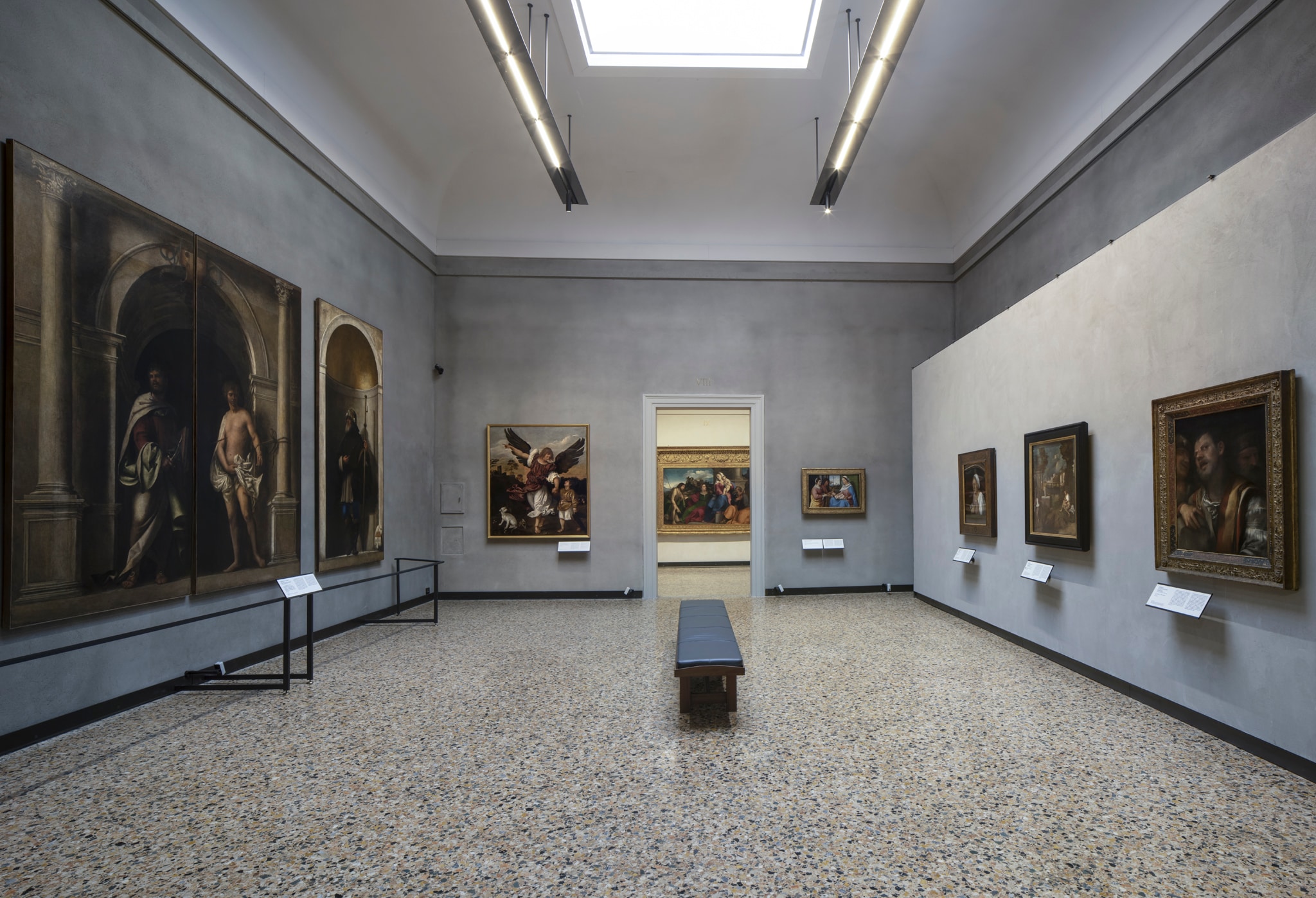 Gallerie dell’Accademia di Venezia, Primo piano, sala VIII. Il linguaggio sperimentale di Giorgione, teso ad abbandonare le convenzioni rappresentative tradizionali e a concentrarsi sulle potenzialità del colore nella resa del dato naturale, ebbe un peso determinante nella formazione di artisti del calibro di Tiziano Vecellio e Sebastiano del Piombo, dei quali sono esposte alcune prove giovanili.