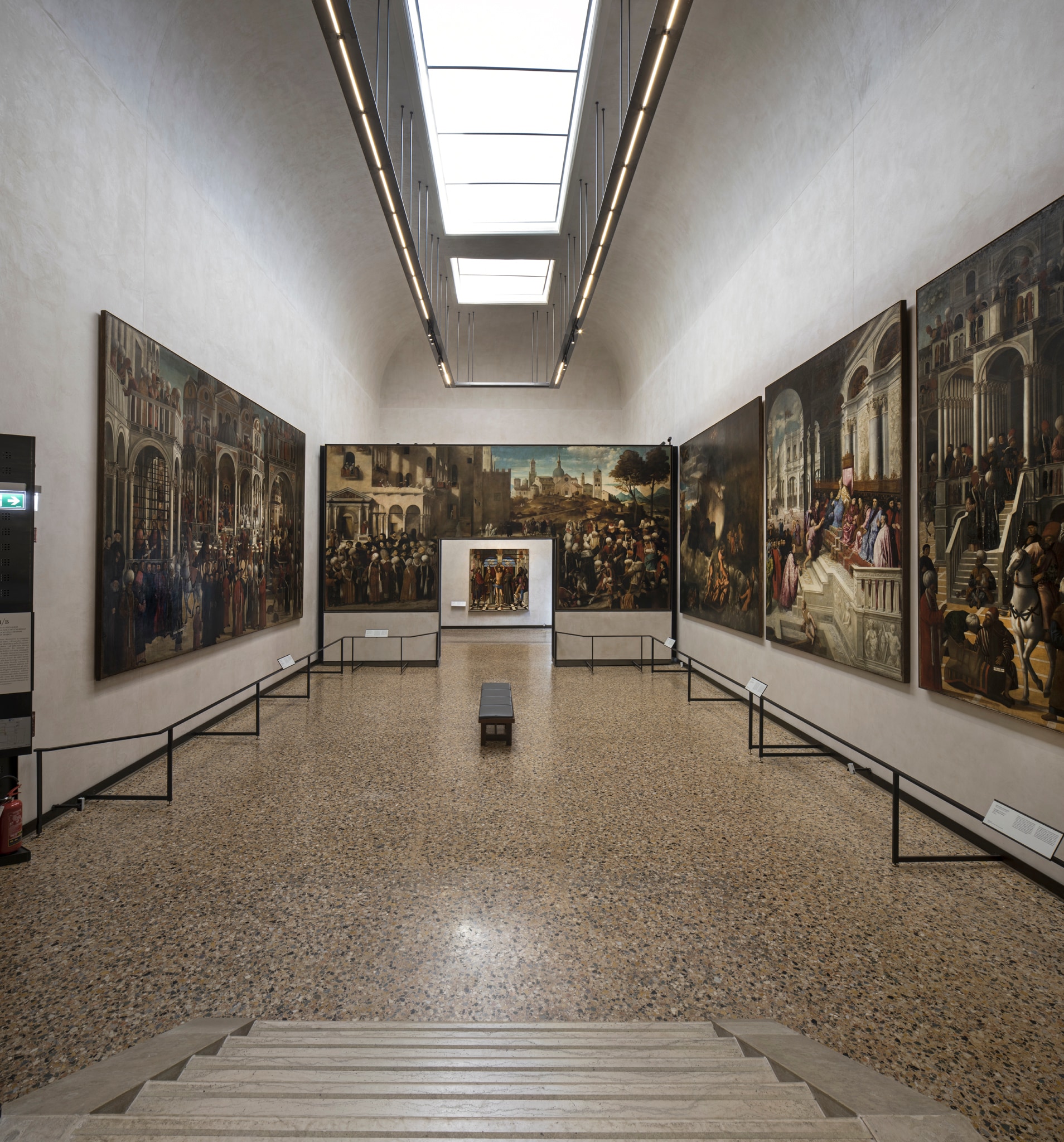 Gallerie dell’Accademia di Venezia, Primo piano, sala VI. Il Ciclo pittorico per la Sala dell’albergo della Scuola Grande di San Marco. L’impresa decorativa fu iniziata da Gentile Bellini nel 1504, proseguita dal fratello Giovanni, entrambi membri della confraternita, e portata avanti da altri artisti della loro bottega. La realizzazione dei sette teleri (due sono conservati a Brera), durò oltre dieci anni. 