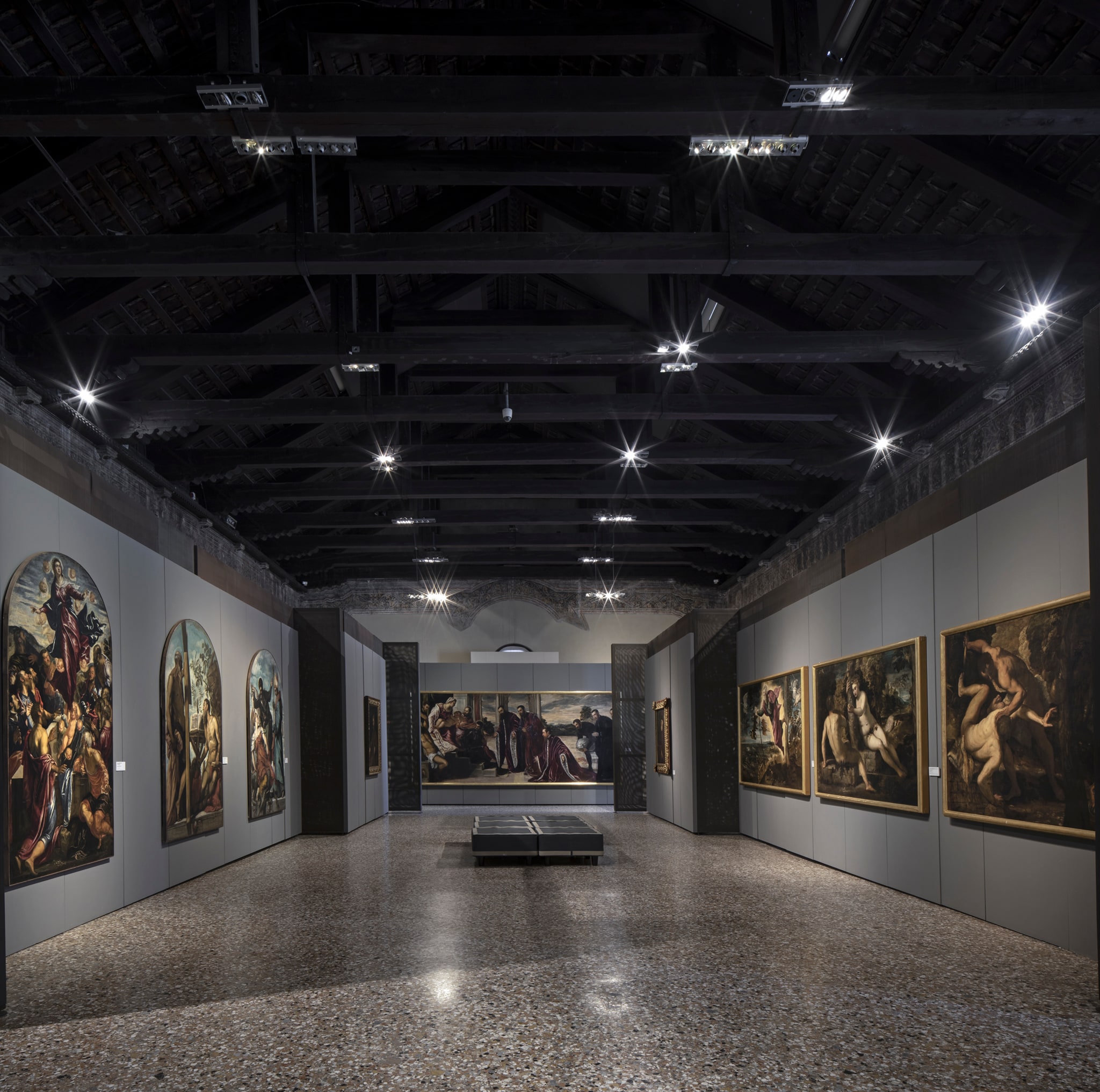 Gallerie dell’Accademia di Venezia, Primo piano, sala XXIII. Percorso interno. La Sala XXIII comprende l’originaria chiesa di Santa Maria della Carità fondata, secondo leggenda, nel XII secolo. Sicuramente nel '300 è già presente un primo edificio servito da monaci agostiniani, ingrandito nel corso del XV secolo sotto il papato del veneziano Eugenio IV, da Bartolomeo Bon e dalla sua bottega. A questo periodo risalgono le quindici travi lignee del tetto, provenienti dal Cadore; Il fregio sottostante è opera di Ercole del Fiore (SEGUE). 